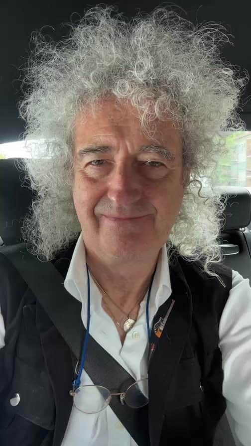 ブライアン・メイのインスタグラム：「BRI-TV rides again !!! Part 1.  Heading to the Natural History Museum !  Thanks for viewing, dear folks ! Bri」