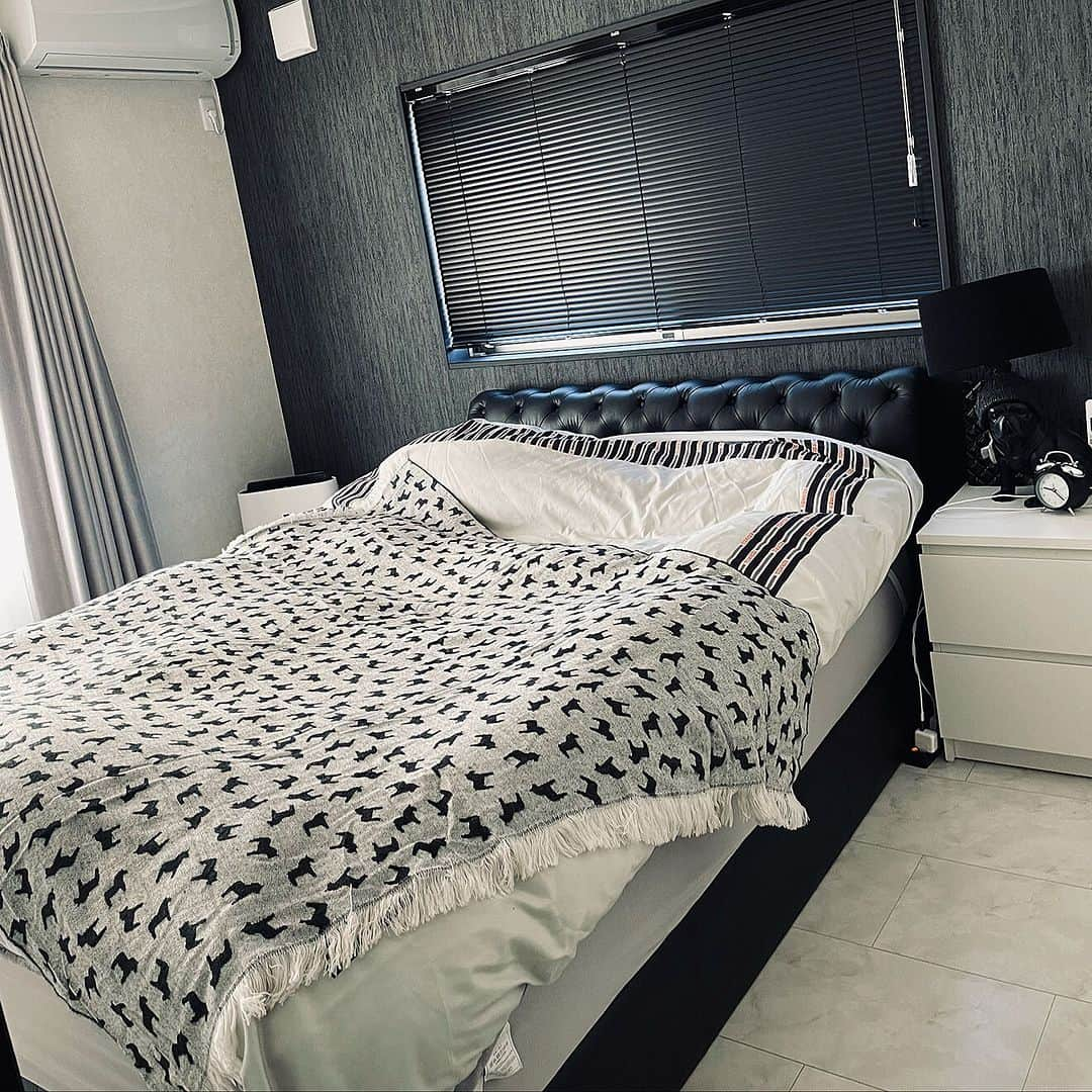 RoomClipJPさんのインスタグラム写真 - (RoomClipJPInstagram)「この部屋が素敵だなと思ったら「🖤」(ハート)とコメントしてください！ 『築12年 リフォームされた建売り戸建て住宅』 モノトーンで統一されたおしゃれな空間が広がるmaimaiさん宅✨照明やミラー、観葉植物などのインテリア小物の取り入れ方が素敵でとても参考になりますね！  ---------------------------------------  Photo: maimai RoomNo.  4181671   --------------------------------------  この部屋のインテリアはRoomClipのアプリから ご覧いただけます。  アプリはプロフィール欄から ▶︎ @roomclipjp  ------------------------------------  600万枚以上集まる中から リアルな部屋のインテリア写真を毎日発信！  ------------------------------------  #モノトーンインテリア#モノトーン雑貨#シンプルインテリア#3ldk#植物のある暮らし#観葉植物のある暮らし#一戸建て#一軒家#戸建て#戸建て住宅#建売#建売住宅#建売住宅でも快適生活#リフォーム住宅#インテリアコーディネート#好きなものに囲まれた暮らし#部屋づくり#リビングインテリア#リビングルーム#こだわりの家#雑貨好き#インテリア好き￼#おしゃれなインテリア#キッチンインテリア#インテリア好きと繋がりたい#ダイニングインテリア#デザイナーズ家具#空間デザイン#roomclip #ルームクリップ」7月27日 20時30分 - roomclipjp