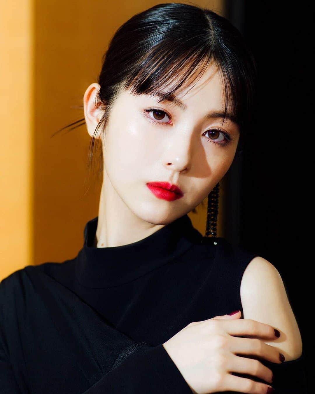 のインスタグラム：「. 【浜辺美波】 “当時、テレビや映画の中の延長線上でも、私にとってのヒーローがいてくれるだけで、凄く勇気をもらって救われていたんですけど…。実際にこうしてヒーローのお二人と現場を共にして、やっぱり仮面ライダーは私にとってのヒーローだったよって伝えてあげたいですね。私がそうだったように、この映画を観て誰かの気持ちを救ってあげることが出来たらいいなと思います。”  『シン・仮面ライダー』インタビューより。 記事は @fashionpressjp プロフィールのURLから。  #シン仮面ライダー  #緑川ルリ子 #浜辺美波 #hamabeminami #minamihamabe #fashionpress」