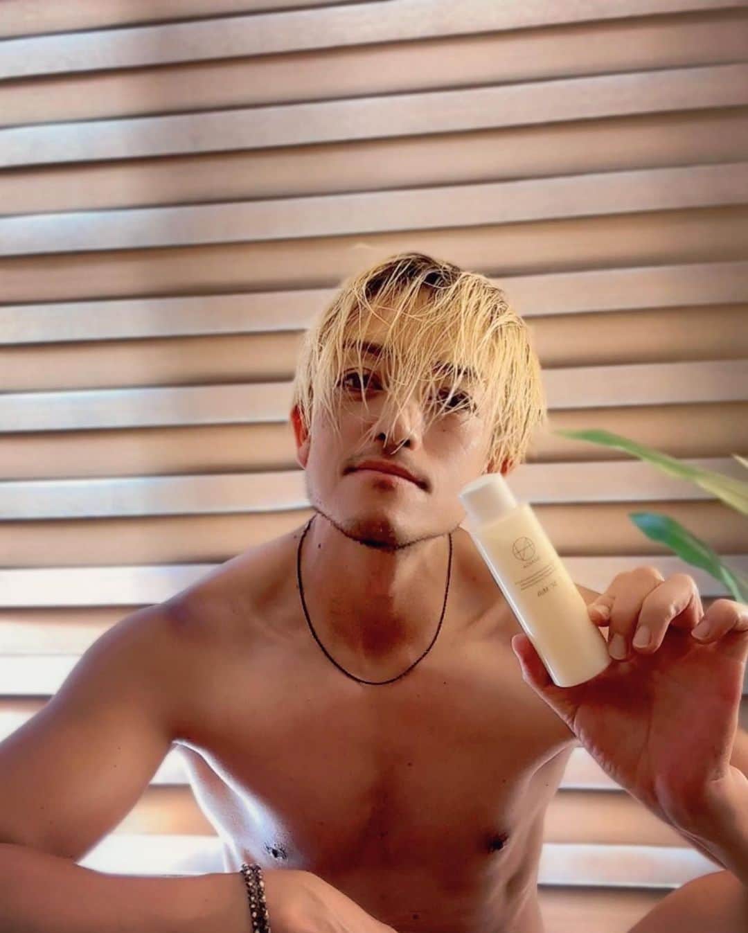 SHU-YAのインスタグラム：「.  ヒト幹細胞。 エクソソーム。 次から次に出てきますよね😂  僕はこの間有名なクリニックの先生であって、その上でさらに勉強している方に色々教えてもらいました。 ふふん。  ヒト幹細胞×ヒト臍帯血 最近使ってる乳液 @nanoa.official 無添加ってのもまた良い。  シャワー上がり身体にも効果あるのかなと試し塗りを…  え  身体も効くよね！？🙄  #乳液 #nanoa #ナノア #スキンケア #保湿 #保湿力 #うるおい #ヒト幹細胞 #ヒト臍帯血 #エクソソーム #ビタミン #肌トラブル #医師監修 #美容 #肌再生 #エイジングケア #無添加 #痩せて見える」