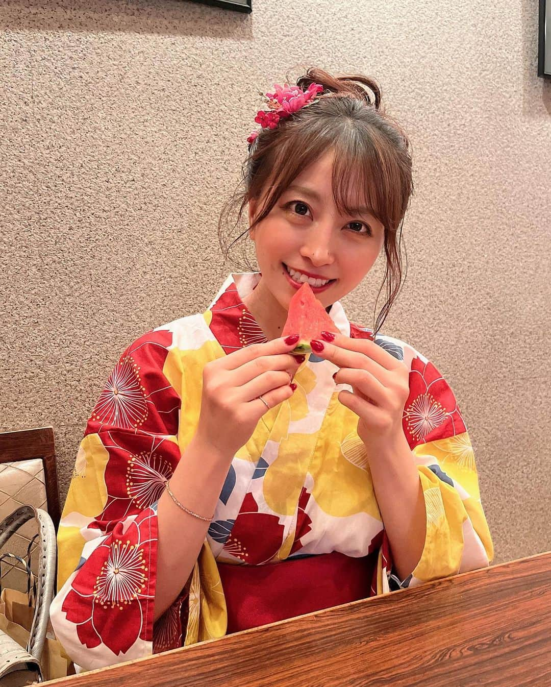 中村優花さんのインスタグラム写真 - (中村優花Instagram)「🎇💕🎆👘  ______________________________  #ユウカとハナビタイカイ 🏮👘🎆  _____________________________  先日行われました #衣浦みなとまつり花火大会、改めましてありがとうございました🎆  碧南市制75周年記念大会でもありました🎇  オープニングセレモニー司会  海上保安庁の船舶紹介、  花火打ち上げ中のアナウンスや  メッセージ花火のメッセージの代読をさせていただたり、  協賛企業416社の読み上げ 等でかかわらせていただきました！  船舶の放水訓練は、夕日の時間とちょうど重なって本当に絵になっていました👏 海猿の曲がぴったりでかっこよかったー🌊🙈  待ちに待った打ち上げ花火は、内閣総理大臣賞も受賞されて日本一の花火との呼び名も高い  #磯谷煙火店 さんがドドンと綺麗な花火を私達にみせてくださいました！！  見所の一つでもあるフィナーレのメロディー花火は リトルマーメイドの曲に合わせて花火が打ち上がるのですが、 音楽ぴったりにハマっていて、パートオブユアワールドでのアリエルの人間界への憧れや切なさがとても繊細に表現されていました。  打ち上げ花火は壮大なものだとおもっていましたが、強弱のついた花火に心を揺すぶられたのは私達だけではないはず😌🧜‍♀️  メッセージ花火も大切に読ませていただきました。 どうか依頼してくださった皆様の大切な方の心に届いていますように🙏  打ち上げ花火終了後に綺麗な花火を打ち上げてくださった花火師さんたちに向け、お礼の気持ちを込めて会場の皆さんとスマートフォンや懐中電灯🔦のライトを振ったのですがそれもまたとても綺麗で忘れられないシーンとなりました。  私自身もこの衣浦花火大会は幼少から大好きな夏イベントでして、 夏休みはじまって最初のお祭りなんですよね😳🌻  友だちと浴衣を着て行ったり、ある年は頑張って自転車を漕いで会場まで行ったり、ある年は家族で遠くから花火を楽しんだり😊  とても思い出のある地元の行事ですから小学生の時の自分が今回の仕事をきいたら本当にびっくりするんだろうなあ😌✨️  磯谷煙火店の皆さま、素晴らしい花火をありがとうございました！  そして！ 花火の前後に Pitch FMに出演させていただきました！  パーソナリティーの #但木美孔 さんの碧南トークさせていただきましたー！ ありがとうございました😆✨️✨️  ご来場くださった皆さま、ありがとうございました。  そして関係者席の皆さま、ありがとうございました。  明日7月28日は #元気ッスへきなん 前夜祭  29日は元気ッス！当日  30日は #どうする家康 のパブリックビューイング！  29日はメインステージにて私も参加させていただきまして、  30日は司会を務めます！  碧南で待っとるよ〜ϵ( 'Θ' )϶   #へきなん広報大使 🎆♡   #碧南市#愛知県碧南市#衣浦みなとまつり花火大会 #浴衣」7月27日 20時22分 - kind___flowers