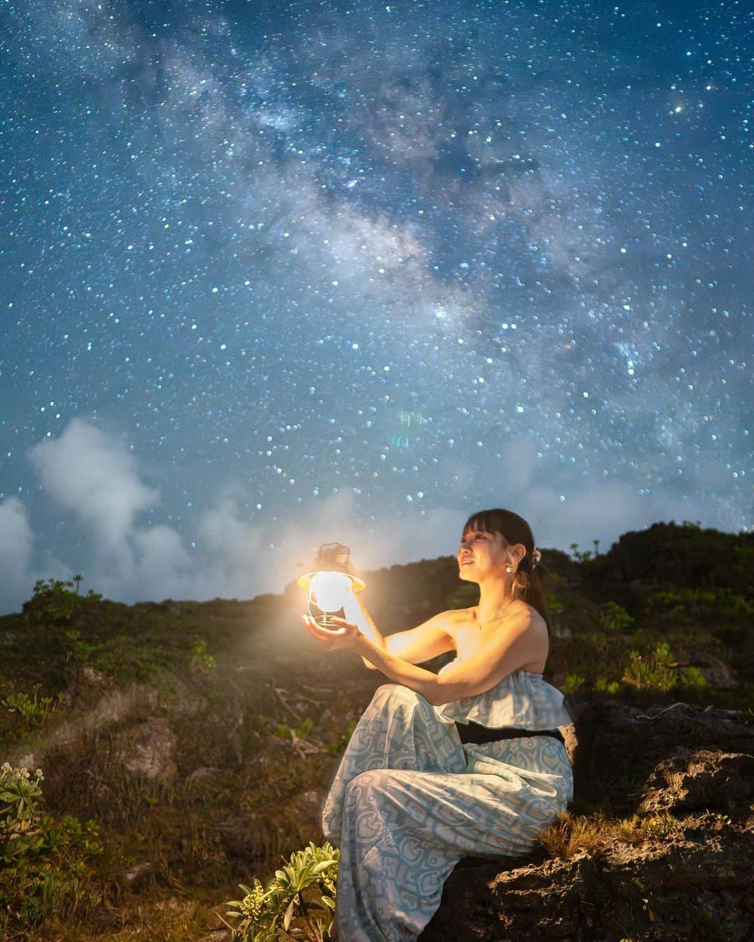 日向カンナさんのインスタグラム写真 - (日向カンナInstagram)「合成なしの星空🌌天の川です✨ この写真を見て皆さんだったら、なんの曲が挿入歌にパッと思いつきますか？私は、「君の名は」か悩んで、ラプンツェルにしちゃいましたね〜😉  肉眼でもこれだけの星が見れました！ こんなに綺麗な星空は、人生で初めてです💦 いつも支えてくれる人たちを思い出しながら，会いたい気持ちを思い起こして織姫になった気分でした🤭ひゃぁ。  4枚目はiPhoneで撮って、こんなに写りました。。宮古島、すごくないですか。。なんでこんなに星が綺麗に見れるんだろう🥹  気付けば、1時間以上は空を見上げていて、何も考えず自然と一体化してましたね☺️✨  流れ星も何度も流れてて、3回お願いを唱えるのに成功しちゃったよぉ😳さて、何を願ったかな？笑  P.Sこの写真を撮るのに、シャッターを押してから30〜40秒はこのポーズでstay。keep力を褒めてもらえて、ダンサーで良かったなぁっと思える時間でした🤭ふふ。  #宮古島 #宮古島観光 #星空 #星空撮影 #星空フォト #旅スタグラム #miyakojima #okinawa #沖縄旅行 #織姫 #七夕 #星に願いを #旅女 #宮古島旅行 #japan #日本旅行  #원스 #데일리패션  #소통 #데일리룩 #일상  #japanease #좋아요   #japaneasegirl #love #instagood  #インフルエンサー  #タビジョ #笑顔が人を幸せにする #笑顔が一番」7月27日 20時22分 - kanna_hinata