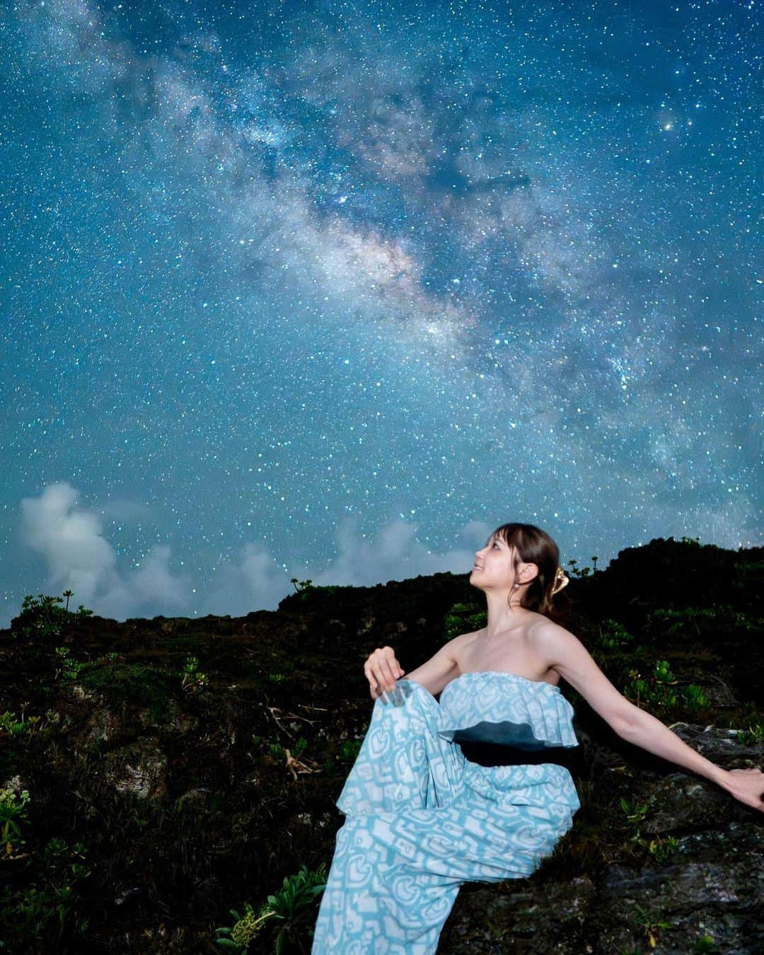 日向カンナさんのインスタグラム写真 - (日向カンナInstagram)「合成なしの星空🌌天の川です✨ この写真を見て皆さんだったら、なんの曲が挿入歌にパッと思いつきますか？私は、「君の名は」か悩んで、ラプンツェルにしちゃいましたね〜😉  肉眼でもこれだけの星が見れました！ こんなに綺麗な星空は、人生で初めてです💦 いつも支えてくれる人たちを思い出しながら，会いたい気持ちを思い起こして織姫になった気分でした🤭ひゃぁ。  4枚目はiPhoneで撮って、こんなに写りました。。宮古島、すごくないですか。。なんでこんなに星が綺麗に見れるんだろう🥹  気付けば、1時間以上は空を見上げていて、何も考えず自然と一体化してましたね☺️✨  流れ星も何度も流れてて、3回お願いを唱えるのに成功しちゃったよぉ😳さて、何を願ったかな？笑  P.Sこの写真を撮るのに、シャッターを押してから30〜40秒はこのポーズでstay。keep力を褒めてもらえて、ダンサーで良かったなぁっと思える時間でした🤭ふふ。  #宮古島 #宮古島観光 #星空 #星空撮影 #星空フォト #旅スタグラム #miyakojima #okinawa #沖縄旅行 #織姫 #七夕 #星に願いを #旅女 #宮古島旅行 #japan #日本旅行  #원스 #데일리패션  #소통 #데일리룩 #일상  #japanease #좋아요   #japaneasegirl #love #instagood  #インフルエンサー  #タビジョ #笑顔が人を幸せにする #笑顔が一番」7月27日 20時22分 - kanna_hinata