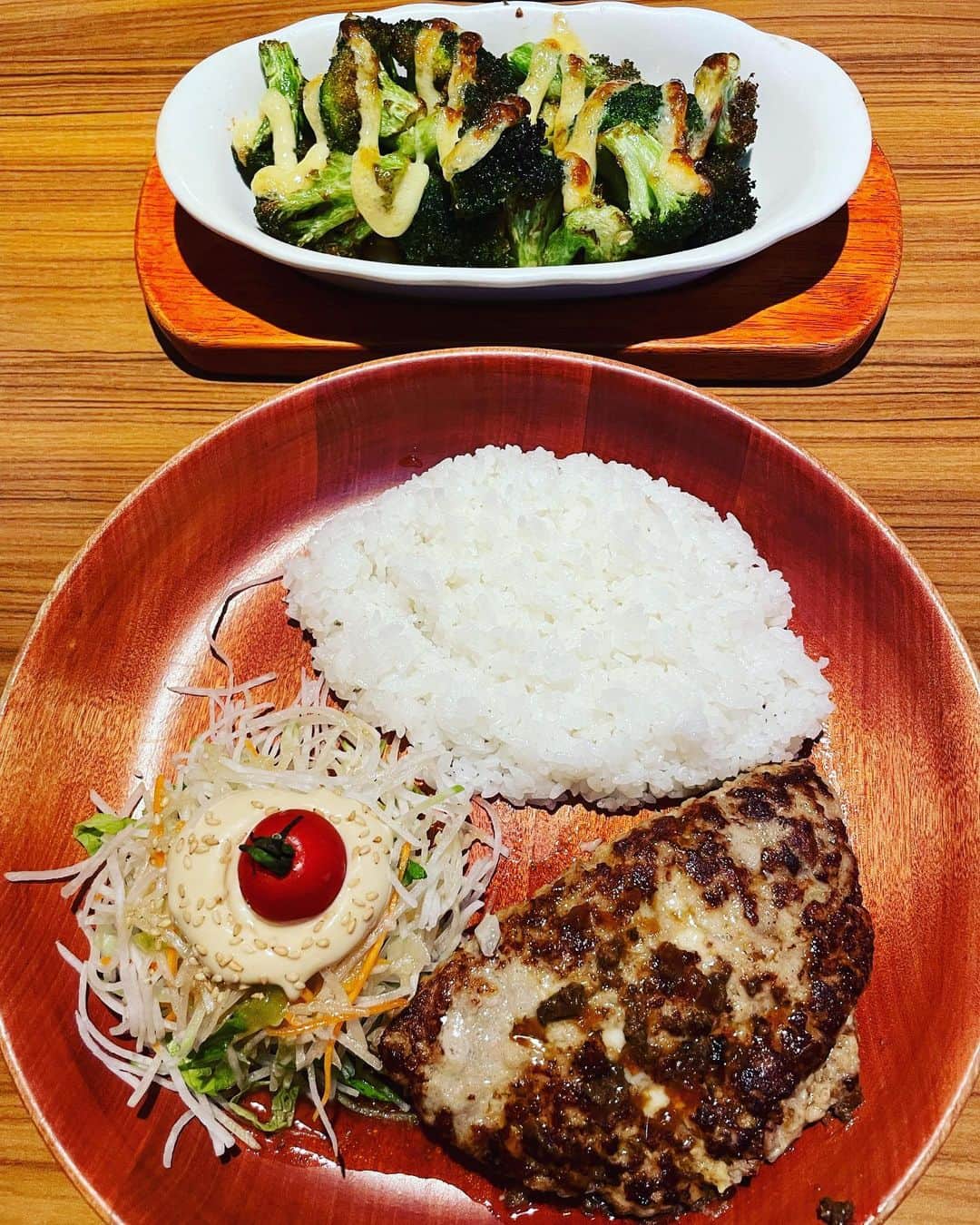 一井悠理さんのインスタグラム写真 - (一井悠理Instagram)「ランチは😋🍴💕 #びっくりドンキー このブロッコリーの美味しいんだよなぁ(*´～｀*)ŧ‹"ŧ‹"ŧ‹" #ブロッコリー食べ過ぎ #ハンバーグ #ハンバーグ大好き」7月27日 20時25分 - yuripoyo.1212