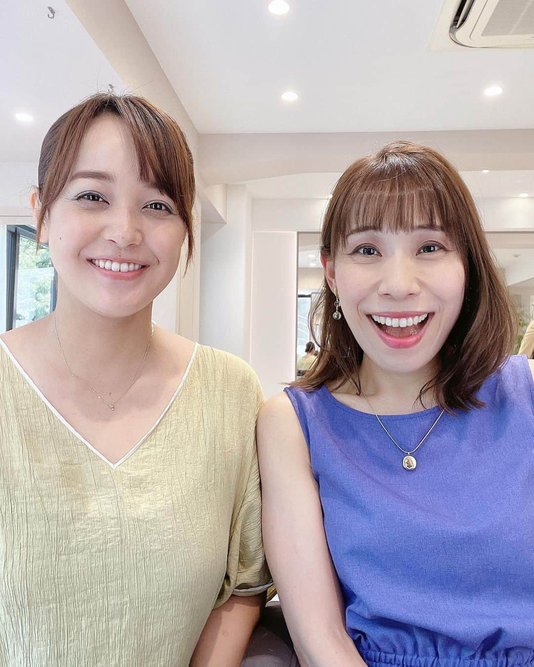 みきママさんのインスタグラム写真 - (みきママInstagram)「【美容院に行ってきました〜！！】  試験中ですが、あまりに髪型が変で気持ちがブルーだったので、まりなさんのところに行きました〜🥹🥹🥹  まりなさん「今日はどうしますか？」って聞かれたので、  私「大学の実習があるので暗くしないといけないんです。でも、実習が終わったらきれいに色が明るく抜けるようにしたいんです！」←毎回無理なオーダー。  すると、まりなさん「任せてください。透明感のある黒にしましょう！実習が終わったらきれいに色が抜けていきますよ！」まじで頼りになります〜🥲🥲🥲  2時間後、私「黒いい感じ！！」めっちゃいい🥹🥹🥹  まりなさん「黒で染めるのではなく、色をのせて暗くしたんです。」って。意味がわかりませんが、さすがです🤩🤩🤩  午後からテストなのにさ、調子に乗ってまりなさんといっぱいお喋りしちゃってね、終わって青ざめて、火事場の馬鹿力で勉強したら何とか間に合いました🤣🤣🤣  大学でお友達にも褒められちゃいました😍😍😍ありがとうございました💕💕💕  ⭐ EMBELLIR fleur（アンベリール フルー）⭐️  高野真理那　　  〒150-0001 東京都渋谷区神宮前６丁目2-9 ミナガワビル4階 03-64335657  #みきママ　#アンベリール #美容院 #高野真理那　　#原宿　#イメチェン #びふぉーあふたー　#beforeafter #beautifulsalon」7月27日 20時26分 - mikimama_official