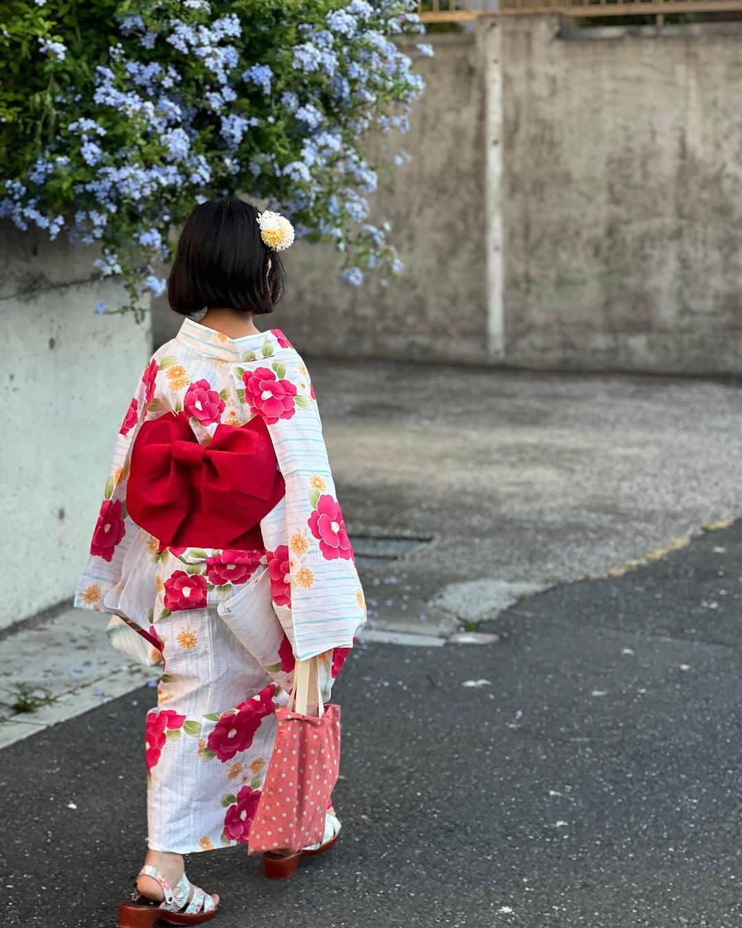 Hiroe Hiranoさんのインスタグラム写真 - (Hiroe HiranoInstagram)「葉山の花火大会🎆たーまやー✨ お腹のベイビーと共に。 花火の音に呼応するように 胎動も感じられて感慨深く💎 不思議な感覚に。  富士山と月のあかりに照らされる海と 花火のコラボレーション👏  またふらっと立ち寄ったローカルの盆踊り祭へ✨  ヨーヨーや射的やかき氷とか🍧🪀 みんな浴衣着て、なんかいいなーぁこの感じ。  昭和を思い出します。 私も小さい頃の記憶がすごく残っていて。 子供たちも大人も笑顔で楽しそう☺️  日本の夏☀️🇯🇵だね！  そして誰かしらに知り合いに会う葉山という町😆笑  さ、今夜も海の家でご飯です🍚🍹🌊  #ローカルコミュニティ #日本の夏 #SUMMER #夏　#japan #日本」7月27日 20時29分 - hiroe_hirano