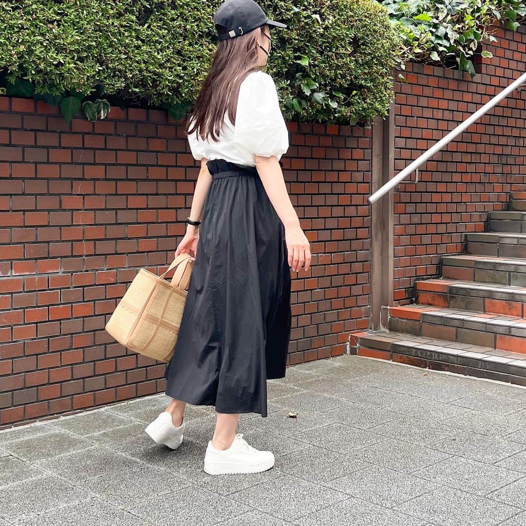 n.etsuuのインスタグラム：「2023.7.27  ちょっとちょっと、、、 もぉ7月が終わるでないか🙄  冷え性やから夏の方が好きなんやけど、夏好きやねんなぁ〜って言ったら家族から初耳やわ！意外！って驚かれた笑。  そんなに驚くことか？🙄  one-piece▸ @amely__official  sneaker▸ @unoha_official  bag▸#ludlow  @ludlow_official  cap▸#maisondeDolce @dolce._official   病み上がりやったので、久しぶりにマスクしてた時の😷  #カジュアルコーデ#アラフォーファッション#大人カジュアル#綺麗めカジュアル#高身長コーデ#プチプラコーデ#シンプルコーデ#着回しコーデ#30代ファッション#ママコーデ」
