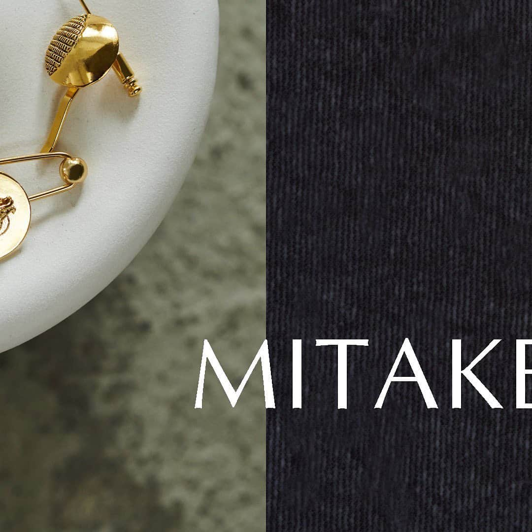 ロペさんのインスタグラム写真 - (ロペInstagram)「【MITAKE BUTTON SERIES】 ⁡ 銀座の老舗ボタン店ミタケボタンさんで セレクトさせていただいた、 ヨーロッパのビンテージボタンパーツから リプロダクトしているモチーフを使用。 ⁡ 今シーズンのスタイリングに必要不可欠な アクセサリー＆ヘアーアクセサリーを ご用意しました。 ⁡ J'aDoRe JUN ONLINEでご購入いただけます。 ⁡ ⁡ ⁡ @rope_jp @jadorejunonline  #2023autumn #MITAKEBUTTON #ミタケボタン #アクセサリー #ヘアーアクセサリー #ロペ #ROPÉ #ropejp」7月27日 20時38分 - rope_jp