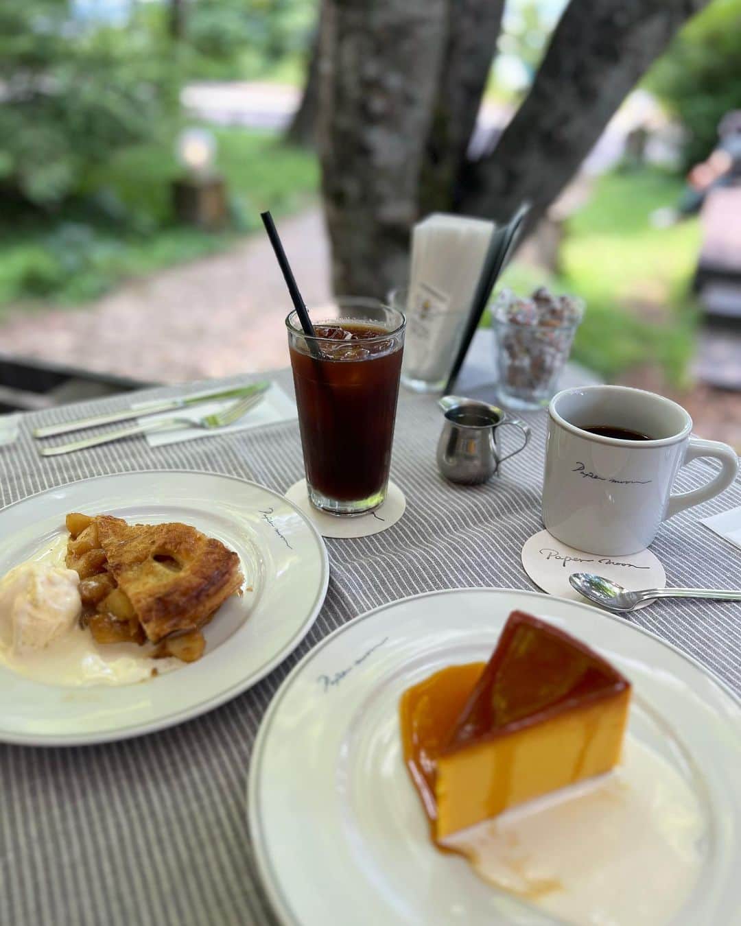 Isakoさんのインスタグラム写真 - (IsakoInstagram)「森の中にある可愛いケーキ屋さん🍰💕 　 富士山中湖の湖畔にある可愛いケーキ屋さん、 #papermoon ☕️ 真夏と思えないほど涼しい森の中。  可愛い雑貨屋さんとケーキ屋さんが一つになった とっても可愛いお店です🤍 　 ケーキが大人気でオープンで行ったら並んでいました🥹✨  　　 私が食べたのはパンプキンプディング🎃 とっても美味しかった🥹✨ 彼が食べていたアップルパイも美味しかった🥹←  　 tops @j1u_by_labelleetude 👗 　 　 　 　 #ケーキ屋さん#ケーキ#ケーキ屋#山中湖カフェ#山梨カフェ#森の中のカフェ#森の中#おでかけ#お出かけコーデ#j1ubylabelleetude#j1u#labelleetude」7月27日 20時39分 - ichaaako