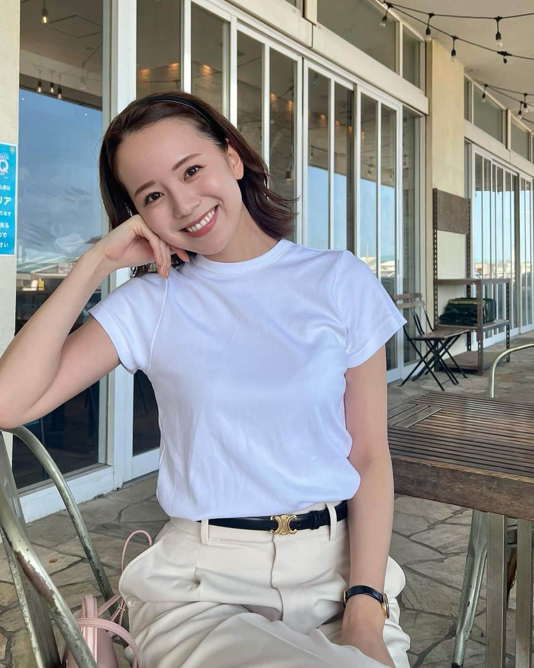 のインスタグラム：「新しく買った @celine のベルトを早速♡ 昔から買ったものはすぐにつけたい人🤣  このユニクロのタックワイドパンツ 通販限定の丈長め 気に入りすぎて4色買い🩵  165cmでSサイズ着てます✨  👕 @noble.jp  👖 @uniqlo_jp  👟 @zara  👜 @cafune.official」