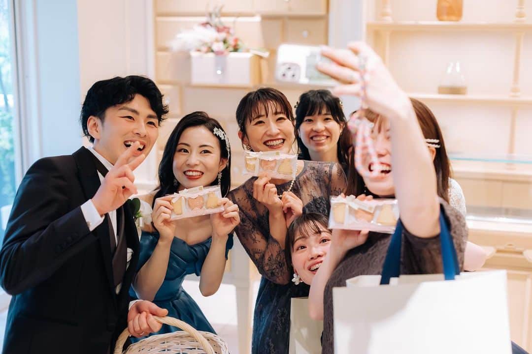 アニヴェルセル 大阪 公式のインスタグラム：「＊ どれだけ年齢を重ねても、一緒に笑い合えるみなさんと、特別な時間を過ごすのが結婚式です！  全員の笑顔の真ん中に、ご新郎ご新婦がいます！  @anniversaire_official  @anniversaire_osaka   .  #結婚式 #ウェディング #アニヴェルセル #アニヴェルセル大阪 #大阪結婚式場 #大阪結婚式 #なんば結婚式 #なんば結婚式場  #プレ花嫁 #アニ嫁 #2023花嫁 #2024花嫁 #式場見学 #式場探し #ブライダルフェア #フォトウェディング #ウエディングフォト #大聖堂 #大聖堂ウェディング」