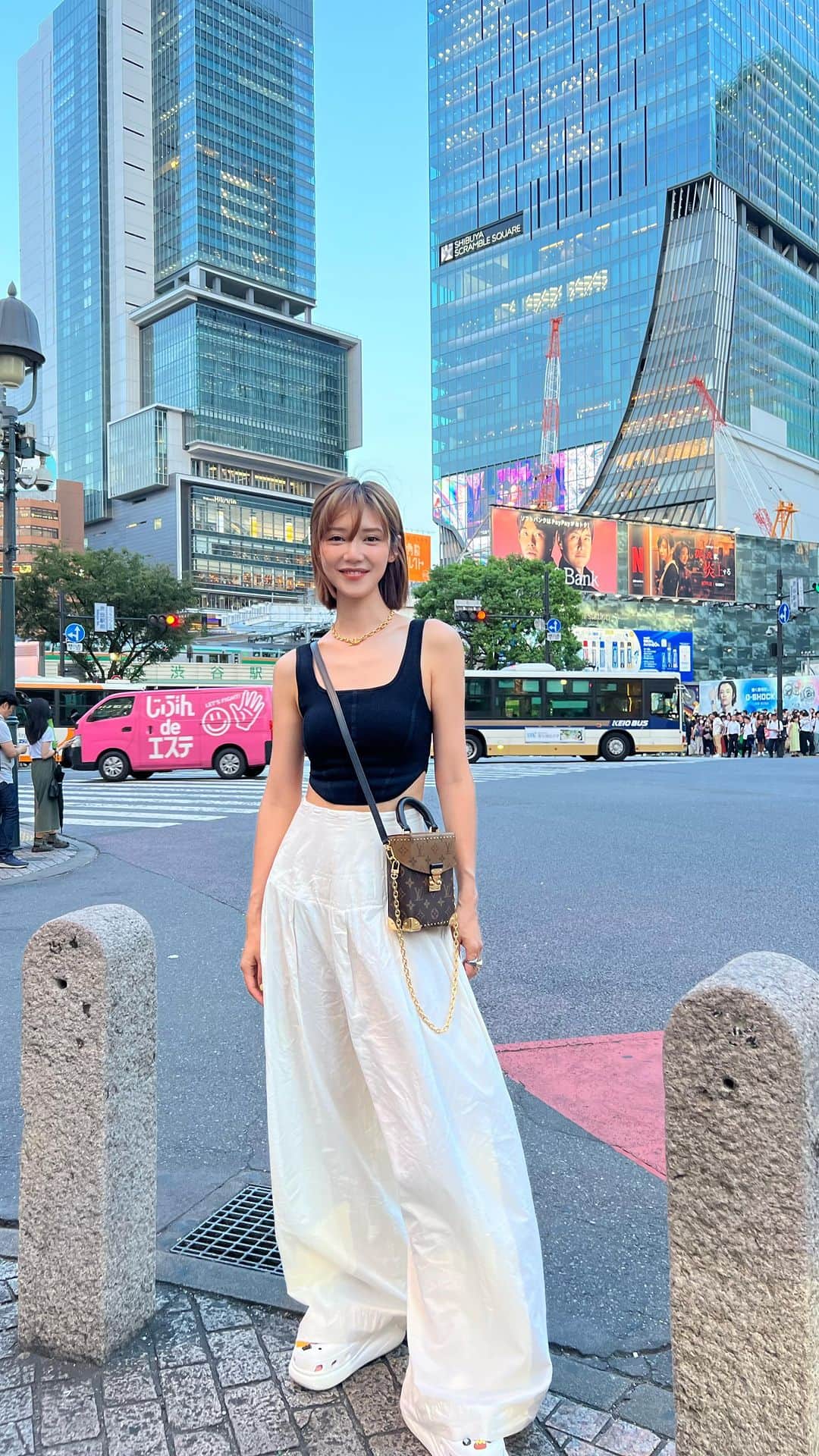 Elva Niのインスタグラム：「Konnichiwa 🗼 瞬間轉移到這個開心的地方 好期待這次的旅程 #travelwithelva」