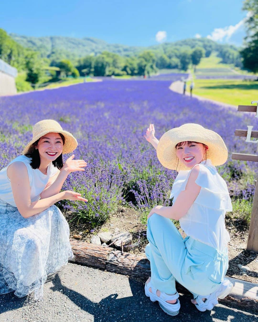 マーシュ彩さんのインスタグラム写真 - (マーシュ彩Instagram)「今日はたんばらラベンダーパークから天気をお伝えしました☺︎  私も小さい頃行ったことあったみたいで、お母さんが放送後に教えてくれました笑  トンボも指に乗ってくれたので記念写真📸」7月27日 20時39分 - ayamarshofficial