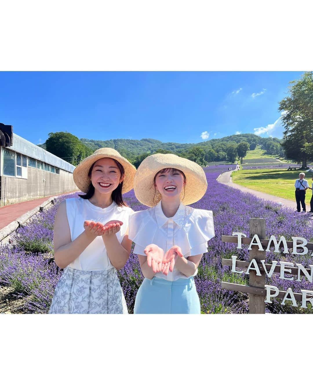 マーシュ彩さんのインスタグラム写真 - (マーシュ彩Instagram)「今日はたんばらラベンダーパークから天気をお伝えしました☺︎  私も小さい頃行ったことあったみたいで、お母さんが放送後に教えてくれました笑  トンボも指に乗ってくれたので記念写真📸」7月27日 20時39分 - ayamarshofficial