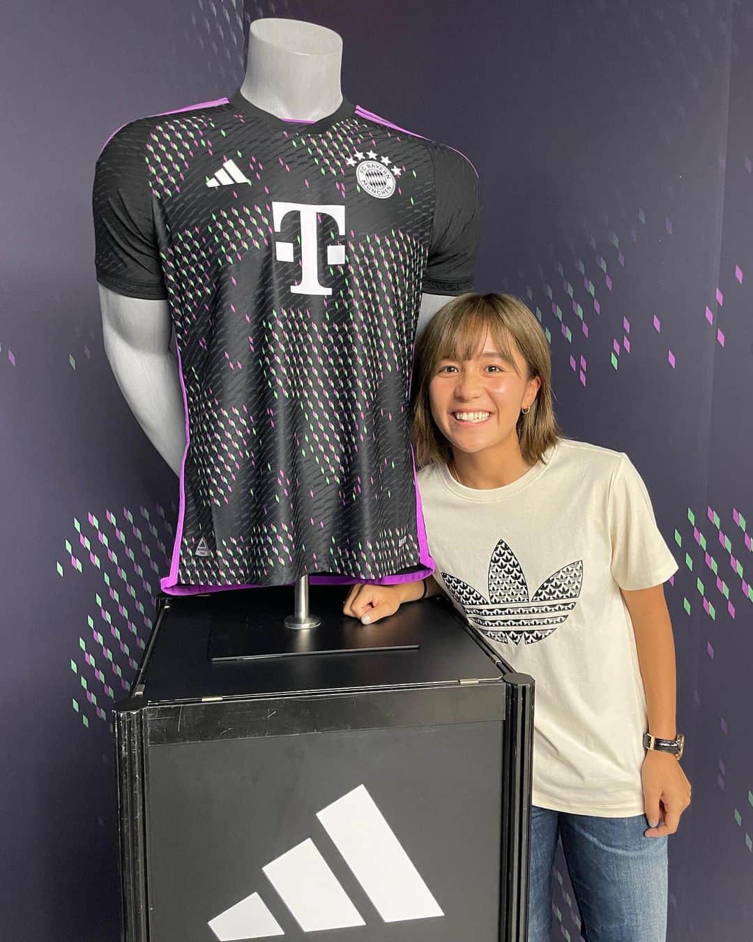 岩渕真奈のインスタグラム：「🇩🇪🖤💜 ⁡ FC BAYERN MÜNCHEN Away 23/24 の発表イベントに呼んでいただきました！ ⁡ 黒の中に紫と緑🟣🟢 世界中のバイエルンファン そして夜のネオンをイメージしてるみたいです👏 ⁡ 強そうでエレガントなユニホーム👕✨ 23/24シーズン、バイエルンも応援しよーっと！！ ⁡ ちゃっかり ニャブリ選手、グラフェンベル選手とピサーロさんと写真を撮ってもらっちゃいました🤳🙇‍♀️ ⁡ #FCBayern  @adidastokyo」