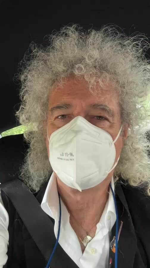 ブライアン・メイのインスタグラム：「Bennu Day on BRI-TV - part 2 - Arriving at Natural History Museum !  Bri」