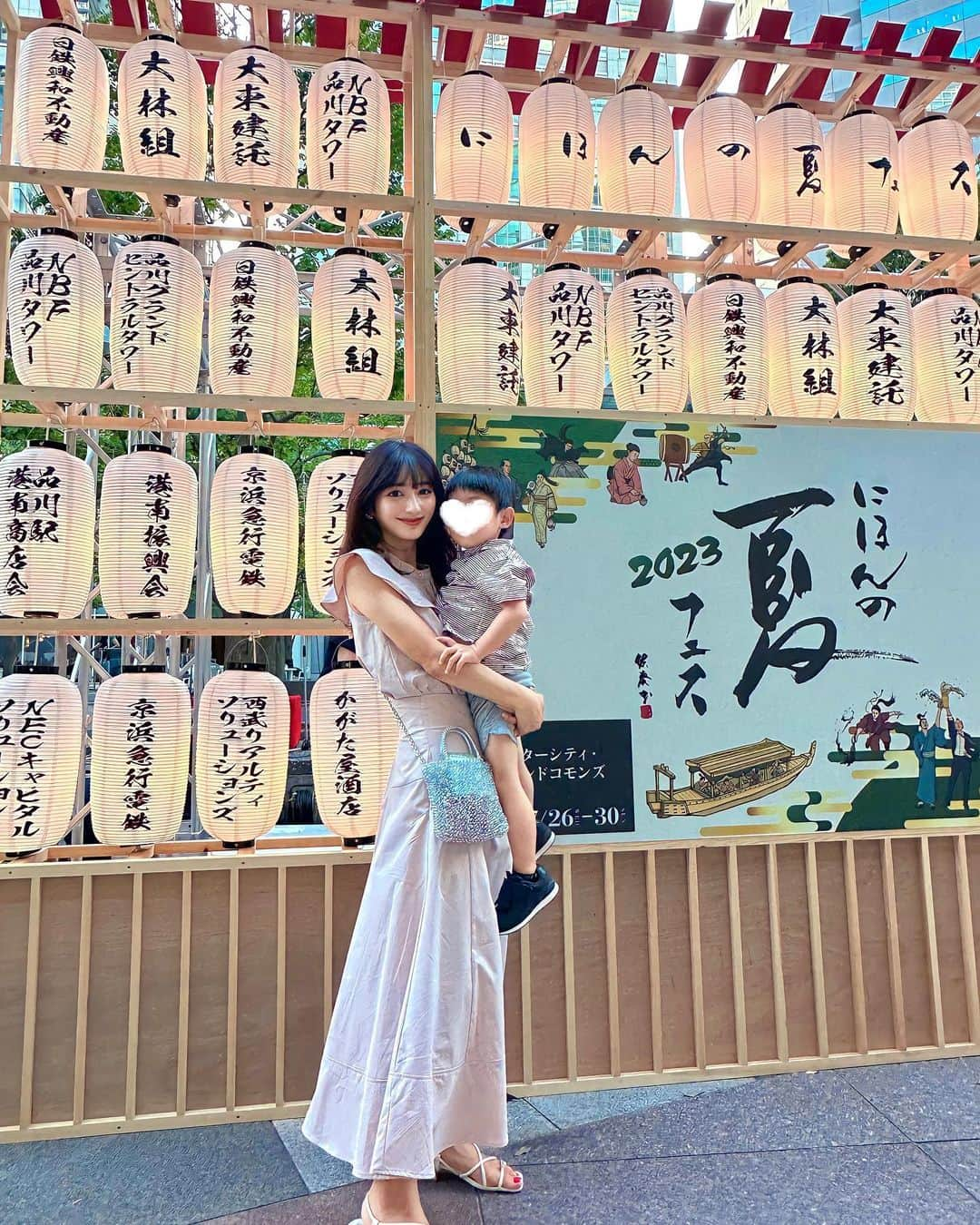 加藤瑠美のインスタグラム：「にほんの夏フェスへ🇯🇵 息子、初めてのお祭り🪅 今週の日曜まで品川インターシティで開催されているよ✨ 色々な日本酒やビールがあったり、美味しい屋台があったりして、久しぶりのお祭りすごく楽しかった…🥹🍶🎶 思ったより空いていて満喫できたし、すぐ室内に入れるから子連れでも安心でした👦🏻 30日までやっているのでぜひ🤍  📍にほんの夏フェス  ◻︎期間 2023年7月26日(水)〜7月30日(日) ◻︎時間 7月26日(水)-28日(金):17時30分〜21時 7月29日(土):11時〜21時 7月30日(日):11時〜21時 ◻︎会場： 品川インターシティ・品川グランドコモンズ ◻︎アクセス JR品川駅徒歩6分、京急品川駅徒歩8分  #にほんの夏フェス#品川インターシティ#日本酒#日本文化体験#子連れお出かけ#年子ママ#東京ママ」