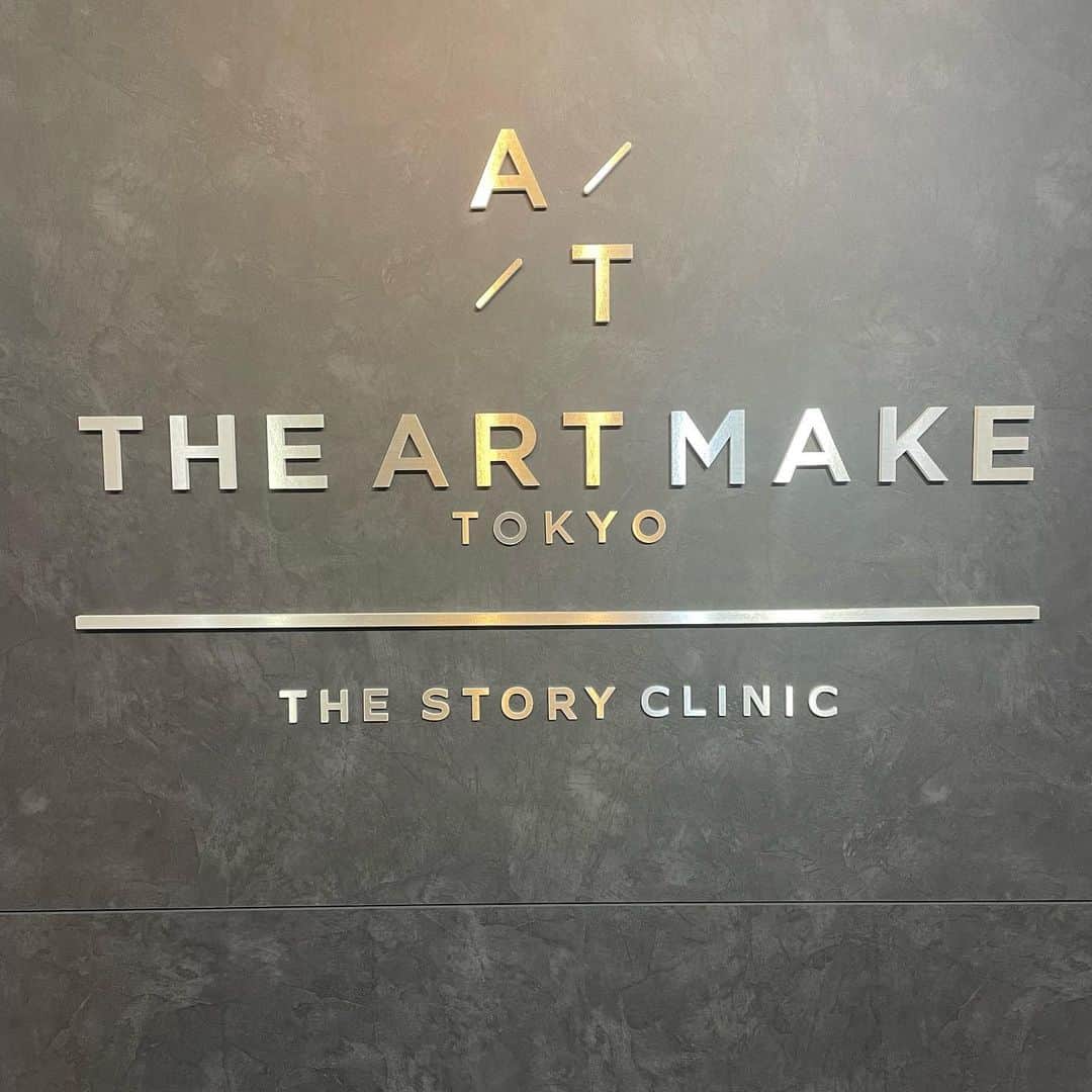 桜井莉菜さんのインスタグラム写真 - (桜井莉菜Instagram)「THE ARTMAKE TOKYO銀座院で、眉毛のアートメイクしてもらって来ました✨【 @the_artmake_tokyo 】 前にやった時、髪が金髪だったからそれに合わせて明るい色にしてたから、今回は少し暗めにしてもらったよ✨ でも、ずっとこの感じのアッシュ系の色にするかはわからないから、少しいつもの髪色に近めの赤めの色にしてもらったの👍 形めちゃめちゃ綺麗だし、メイクしなくてこの眉毛はマジで神😭✨ 今回、毛を描くタイプの方じゃなく、メイクした感じになるパウダーの方にしてもらったの！ めちゃ自然だし最高だわ🌟 私は @tanida_artmake にやってもらったんだけど、谷田さんは普段梅田店に居るから、大阪に住んでる方は是非行ってみて欲しい🍀 大人気な先生だから、予約の時は必ず指名で🖤 DMかプロフィールのリンクから予約出来るよ🌟  @tanida_artmake @dr.nishikawa @the_artmake_tokyo  #アートメイク#眉毛#梅田#銀座#美容」7月27日 20時36分 - rina__sakurai