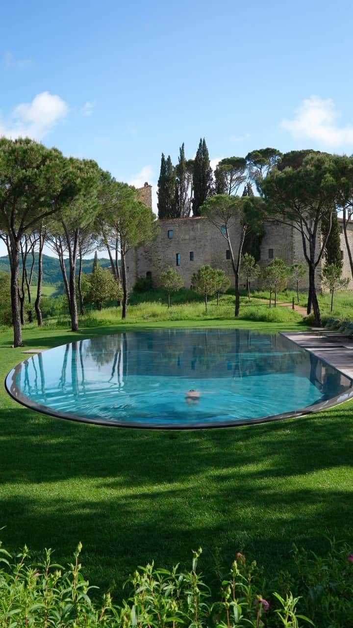 Inspirationのインスタグラム：「Nas encantadoras paisagens da região italiana da Úmbria, uma sinfonia de beleza natural e riqueza histórica se desdobra diante dos olhos dos visitantes. Conhecida como o “coração verde” da Itália, essa região fascinante faz fronteira com as igualmente encantadoras Toscana, Lazio e Le Marche.  O cenário da Úmbria é uma verdadeira obra de arte da natureza, com cidades medievais meticulosamente posicionadas nas suaves colinas, como se fossem parte do próprio relevo.  Além de suas preciosidades arquitetônicas, a Úmbria é abençoada com florestas que parecem ter saído diretamente de um filme de fantasia. Com árvores majestosas e uma profusão de cores em todas as estações, caminhar por essas florestas é como entrar em um reino encantado.  Se você está em busca de um destino que combina história, natureza e cultura de maneira harmoniosa, a Úmbria é o lugar perfeito para se perder.  📸 @venelin_k」