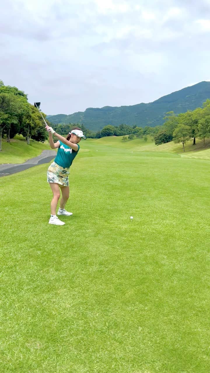 萩原菜乃花のインスタグラム：「福岡雷山⛳️ 最近月1ラウンドペースになってきている、、、 ゴルフ場にはいっぱい行ってる、、、 私もゴルフしたい、、、  #ゴルフ#月1ゴルファー#ラウンド#福岡#ゴルフ女子#スィング動画#ゴルフスイング#ゴルフ動画#ドライバーショット#ゴルフウェア#ゴルフコーデ#ルコックゴルフ」