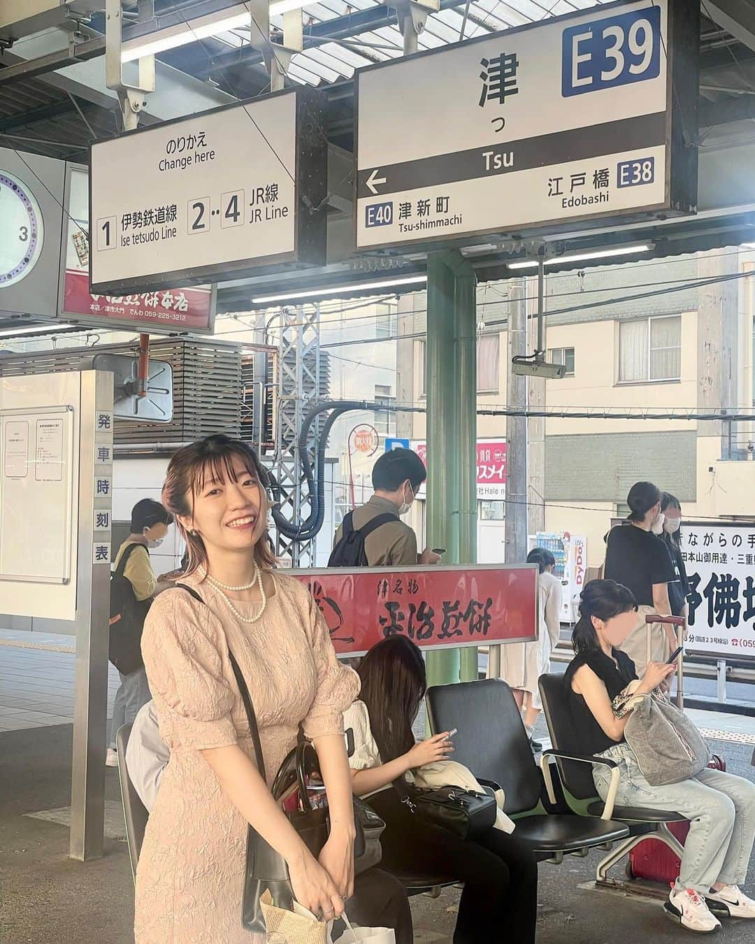 ぱいぱいでか美のインスタグラム：「高校いつメンの結婚式💒 . 先日、高校いつメンの結婚式で地元日帰りしてました〜✨ めちゃくちゃ素敵な式で友達の親への手紙で泣いた…… いつメンはもう何人か結婚してるんですが 仕事柄参加できないことばかりだったので 晴れの日にその場にいられて嬉しかったし 全員集合できたのも数年ぶりで超最高でした🌈 年に数回は集まるんだけどやっぱ誰かは欠けちゃうからさ〜 全員いる！！！！！うわあ！！！！！てなった 嬉し嬉し 本当におめでとう🫶🏻🫶🏻🫶🏻  三重のお土産、お気に入りのばかり買っちゃうので 開拓したくて最近はいろいろ買ってみてる！ こねくとは放送前も放送後も何かしらつまむので 自分も食べられるしーと思って笑 「地上の星」と「あっぱれえびしおせんべい」持ってたよん⭐️🦐  地上の星はしっとりとした白餡が包まれたお饅頭のような感じで しかも中にレーズンも入ってる😳♡ えびしおせんべいはエビの風味とせんべいのお米の香ばしさ絶妙で パッケージもかわいい🌾 二つともおいしかった〜！ 日持ちするお土産が欲しい人におすすめ🫶🏻 . #三重県 #あっぱれえびしおせんべい #地上の星 #津駅 #久々に急行で帰った #近鉄しか勝たん #でか美ちゃん」