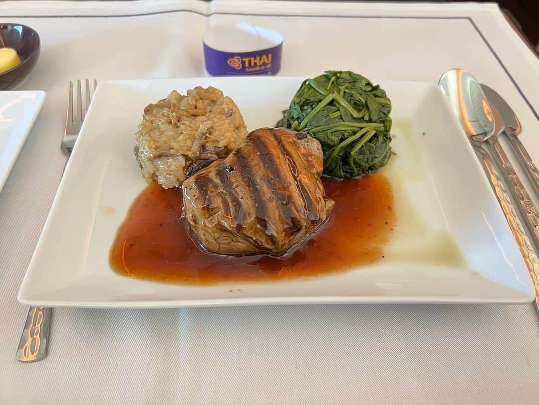 タイ航空さんのインスタグラム写真 - (タイ航空Instagram)「🛫🍽️ TG911 Royal Silk Class, where comfort meets sophistication on your London to Bangkok adventure. Let us take care of your every need, as you delight in a world of comfort and refinement on board Thai Airways. 😊  Credit: Jesada Chandrema  #thaiairways #smoothassilk #london #uk #bangkok #thailand #service #businessclass #royalsilkclass」7月27日 20時38分 - thaiairways