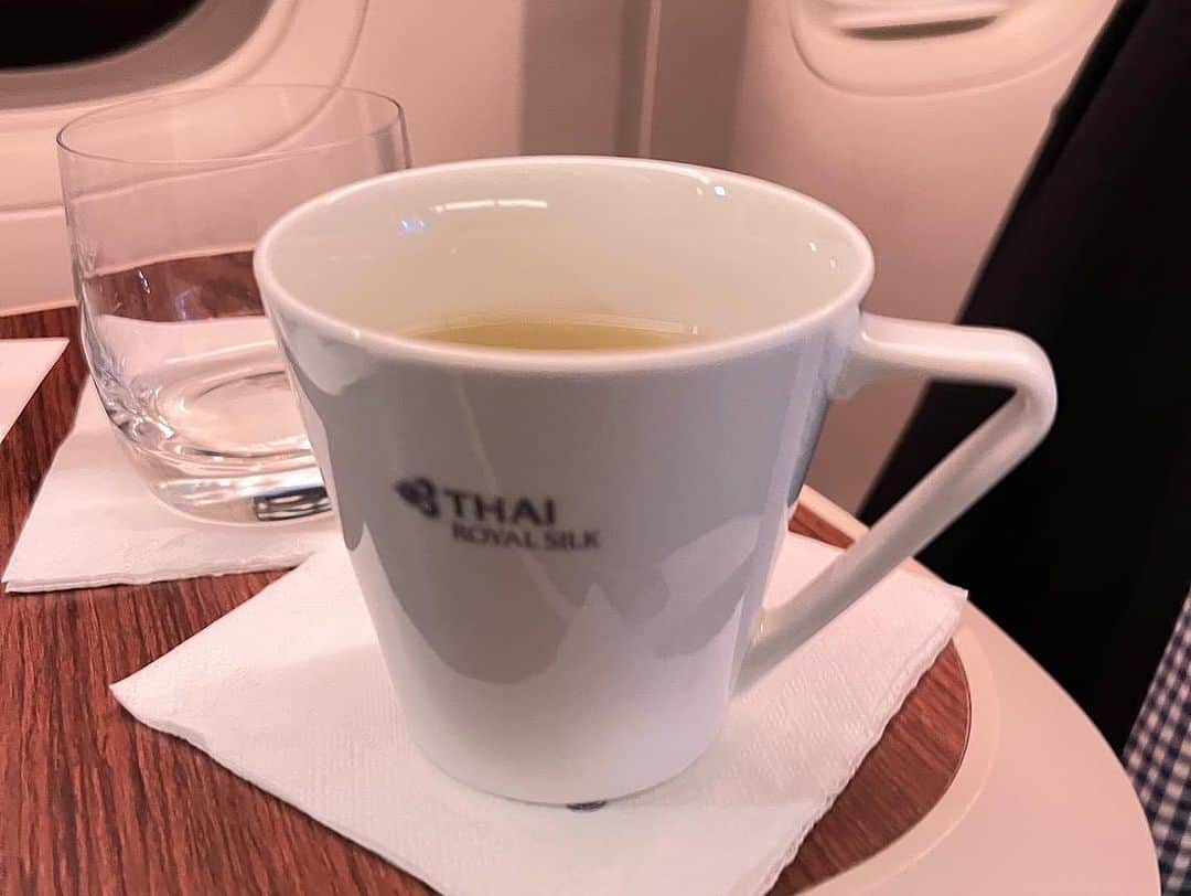 タイ航空さんのインスタグラム写真 - (タイ航空Instagram)「🛫🍽️ TG911 Royal Silk Class, where comfort meets sophistication on your London to Bangkok adventure. Let us take care of your every need, as you delight in a world of comfort and refinement on board Thai Airways. 😊  Credit: Jesada Chandrema  #thaiairways #smoothassilk #london #uk #bangkok #thailand #service #businessclass #royalsilkclass」7月27日 20時38分 - thaiairways
