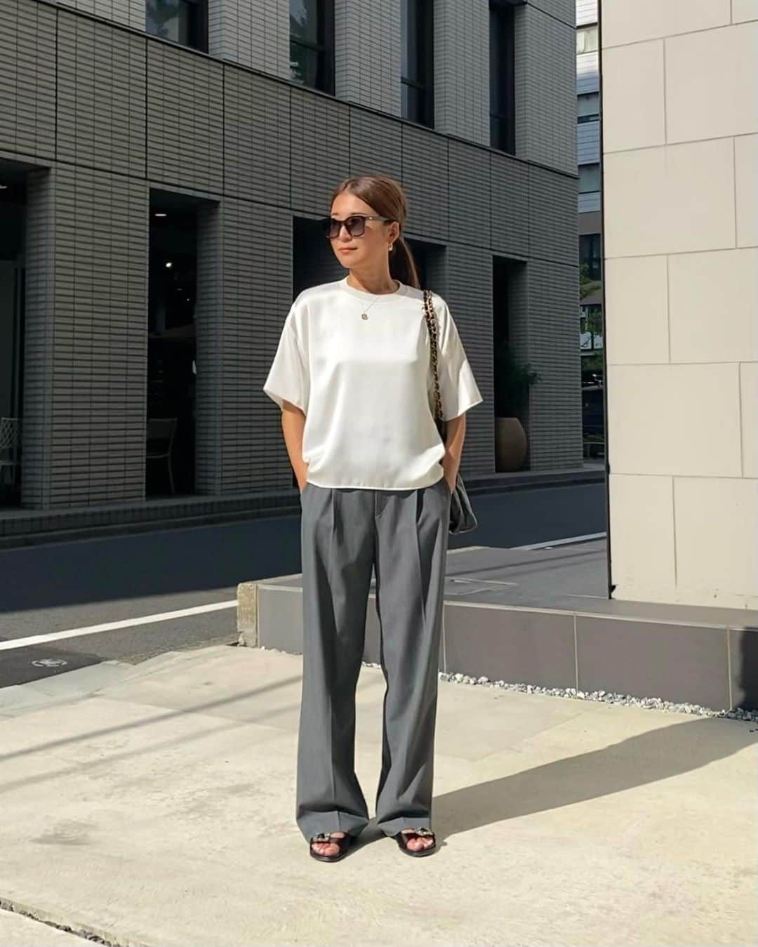 ei0601meのインスタグラム：「🦭💭  tops: @zara  bottom: @uniqlo_jp @uniqlo_with  bag: #chanel shoes: @manoloblahnik  ・ ・ ・ ・ #uniqlo #zara #zaraoutfit #manoloblahnik #chanel22 #uniqloコーデ #zaraコーデ #ユニクロ #ユニクロコーデ #ユニクロ購入品 #タックワイドパンツ #ザラ #ザラコーデ #ザラジョ #ザラ購入品 #シャネルバッグ #マノロブラニク #プチプラコーデ #大人カジュアル #シンプルコーデ #アラフォーコーデ #アラサーコーデ #40代コーデ #30代コーデ #夏コーデ #高身長コーデ #きれいめカジュアル」