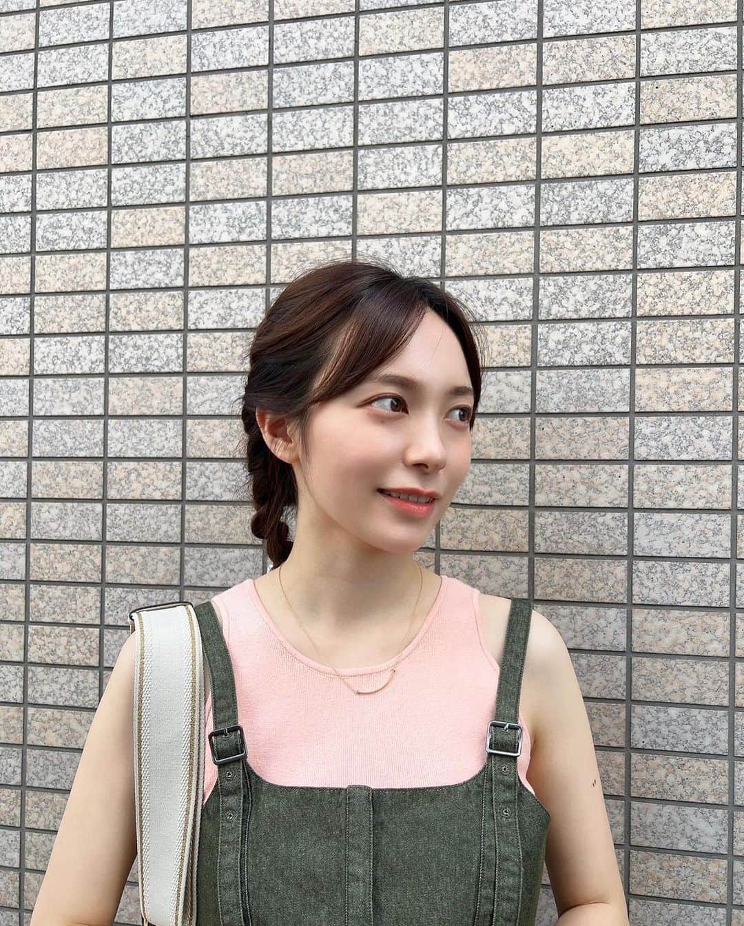 のインスタグラム：「pinueのセットアップ🤍 この間花火大会に行った際に、初おろし。スポーティだけど可愛さもあって、お気に入り🫶🏻  #pinue#セットアップ#夏服#夏コーデ#カジュアルコーデ」