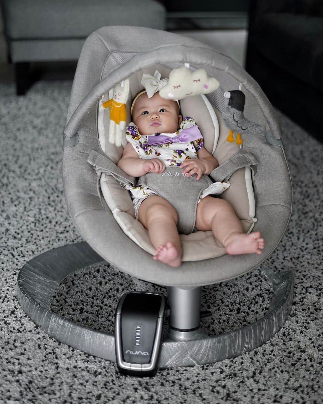 グレイシア・ポリーのインスタグラム：「My boss is sitting peacefully on her bouncer from @nunaindonesia 🫠😎」