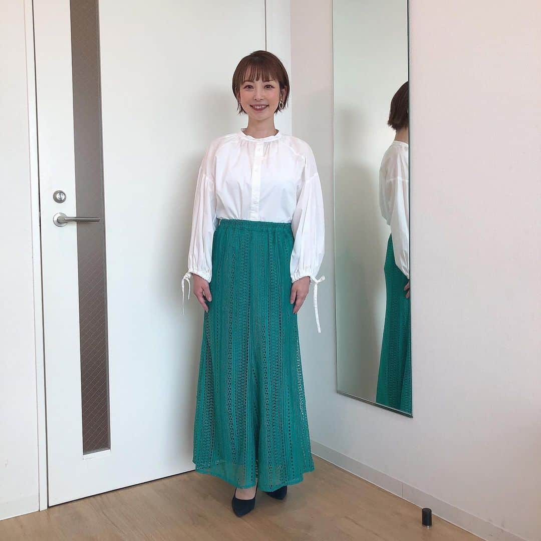 奈良岡希実子のインスタグラム：「きょうの大阪は暑かったですよー！ 夜も暑いので熱中症気をつけてくださいね。 #PR #ミヤネ屋 #気象予報士 #衣装 #aries_official_acct さん #いつもありがとうございます」