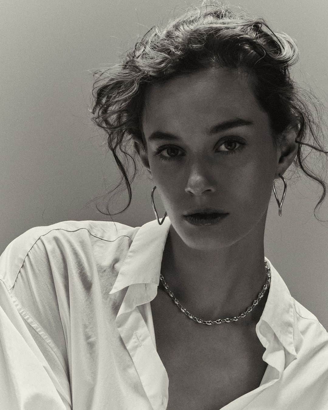 のインスタグラム：「. 涼やかなシルバージュジェリーが恋しい夏。水明のように輝く凛とした煌めきで、首元をクールに彩るのは「Silent Rain」の新作マリンチェーンネックレス。耳元には無垢な輝きを放つ「Innocent Light」のピアスを合わせて、夏らしい着こなしをお楽しみください。  (Silver商品は、MARIHA Online BoutiqueとMARIHA伊勢丹新宿店本館2階アーバンクローゼットにてお取り扱いしております。)  #mariha #jewelry #シルバージュエリー #チェーンネックレス #フープピアス」