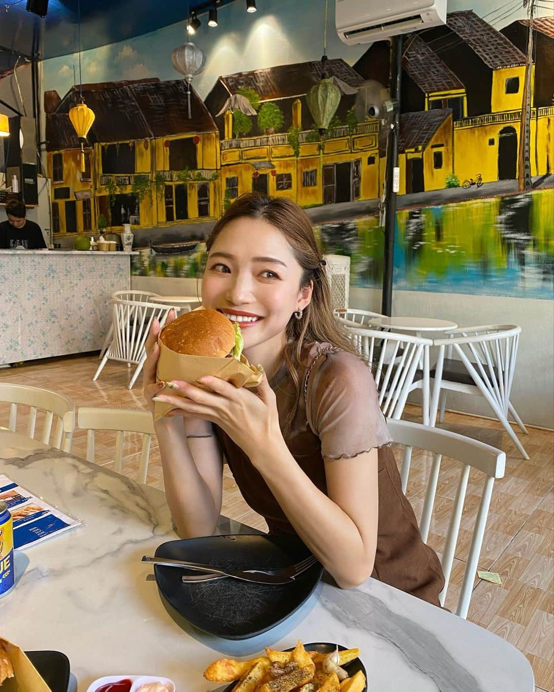 YUKIKOさんのインスタグラム写真 - (YUKIKOInstagram)「. ベトナムダナンの思い出🇻🇳 ハンバーガー屋さんがどこも美味しかった🍔  インナーカラーもロングもちょっと懐かしい🥹 次の旅も楽しみだな〜✈️✨  #ベトナム #ベトナム旅行 #ダナン #vietnam #海外旅行」7月27日 20時45分 - 128yukinco