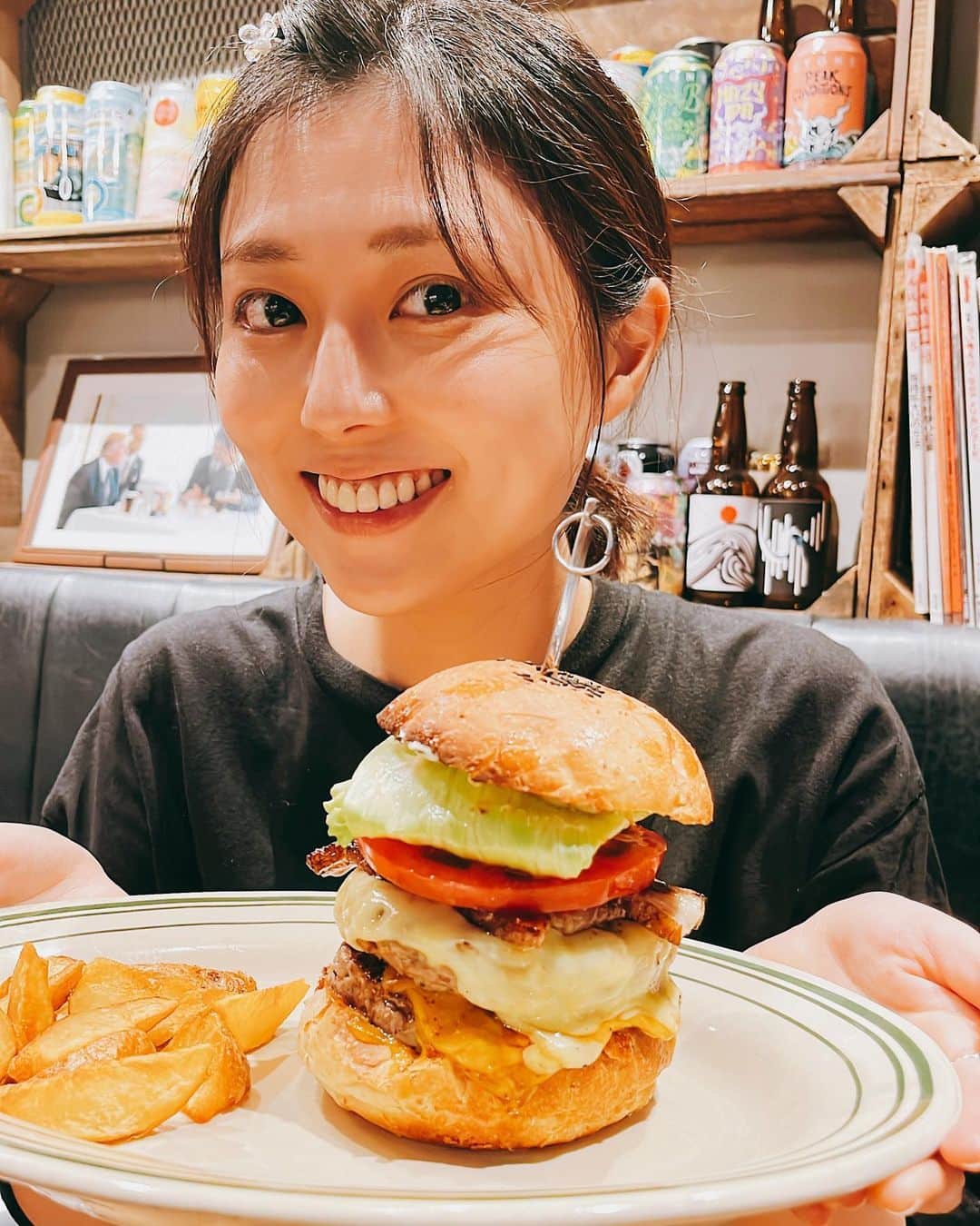 渋谷飛鳥のインスタグラム：「ストーリーズにも載せたけど 投稿も🍔✨ @kei_nii 上地さんに教えてもらった 絶品ハンバーガーのお店🥰 うんまーい！！ お腹ぱんぱんになるので 空腹&ウエストゴムの服で行くことをおすすめします🫣 あと女性の店員さんのホスピタリティが凄かった😊🥰 (店員さんが優しいお店、すぐファンになっちゃう人)  #ハンバーガー好き #マンチズバーガーシャック  #トランプさんも食べたって #朝から並ぶ系  #都内グルメ　#東京グルメ　#munchsburger #munchsburgershack  #港区グルメ #港区カフェ　#港区ランチ　#ハンバーガー部 #ハンバーガーランチ #食べログ百名店  ねぇ待って。。 1枚目の写真の後ろに写り込んでるの もしやトランプさん…？？！ うわー気付かなかった！！ミラクル！！😂😂」