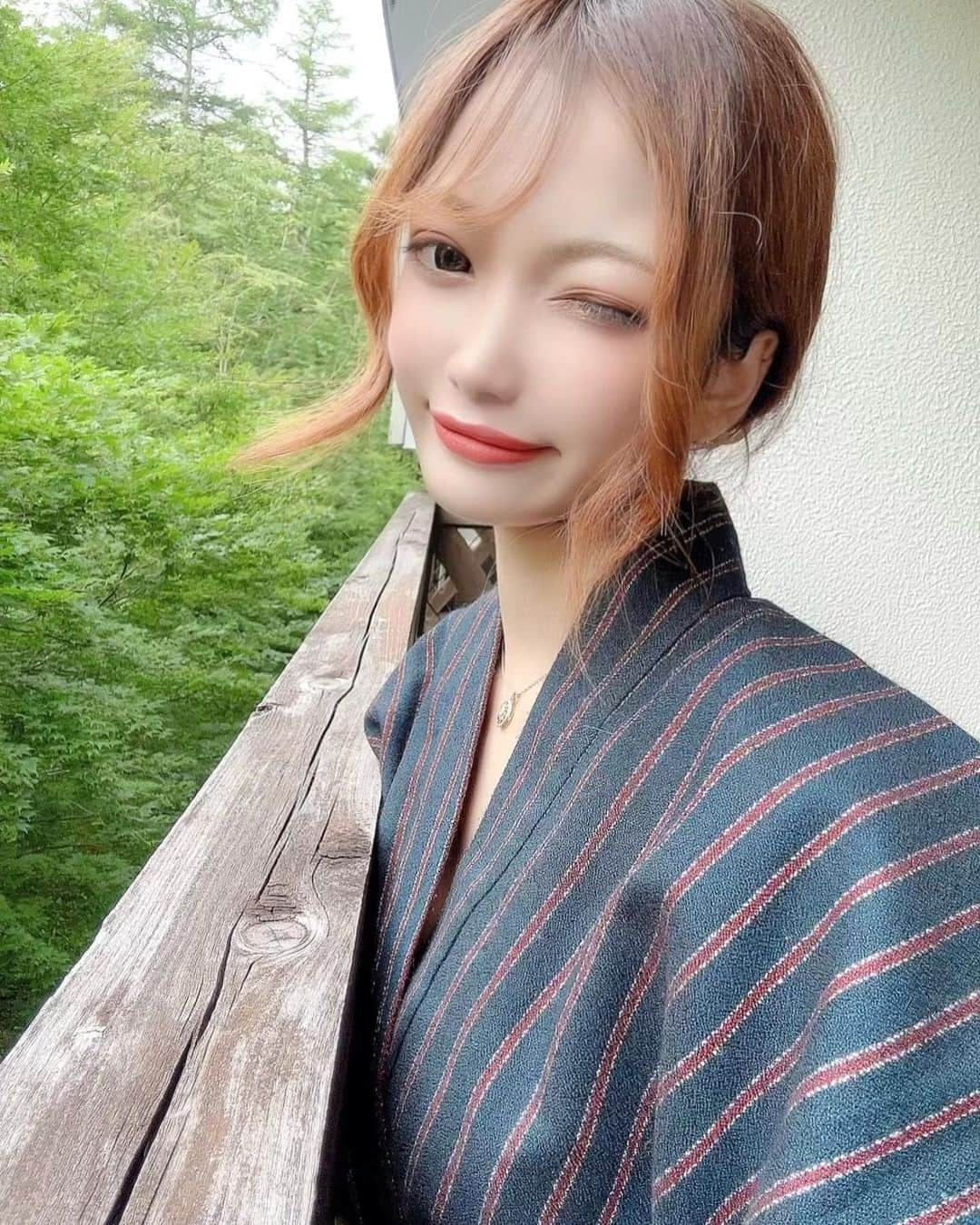 中原鈴奈のインスタグラム：「自然の中で過ごす時間が一番好き🌳✨ 空気も新鮮で心も身体も癒されるし 鳥のさえずりと木の葉が風に揺れる音が心地よくて最高すぎる🕊️🌳🌿　 自然に感謝でしかない🙏  • • • #山梨県 #自然 #絶景 #リフレッシュ#緑 #癒し #浴衣 #yamanashi #refresh #relax #peaceful #nature #trees #travel #landscape #instalike#likesforlike#instanature #followｍe」