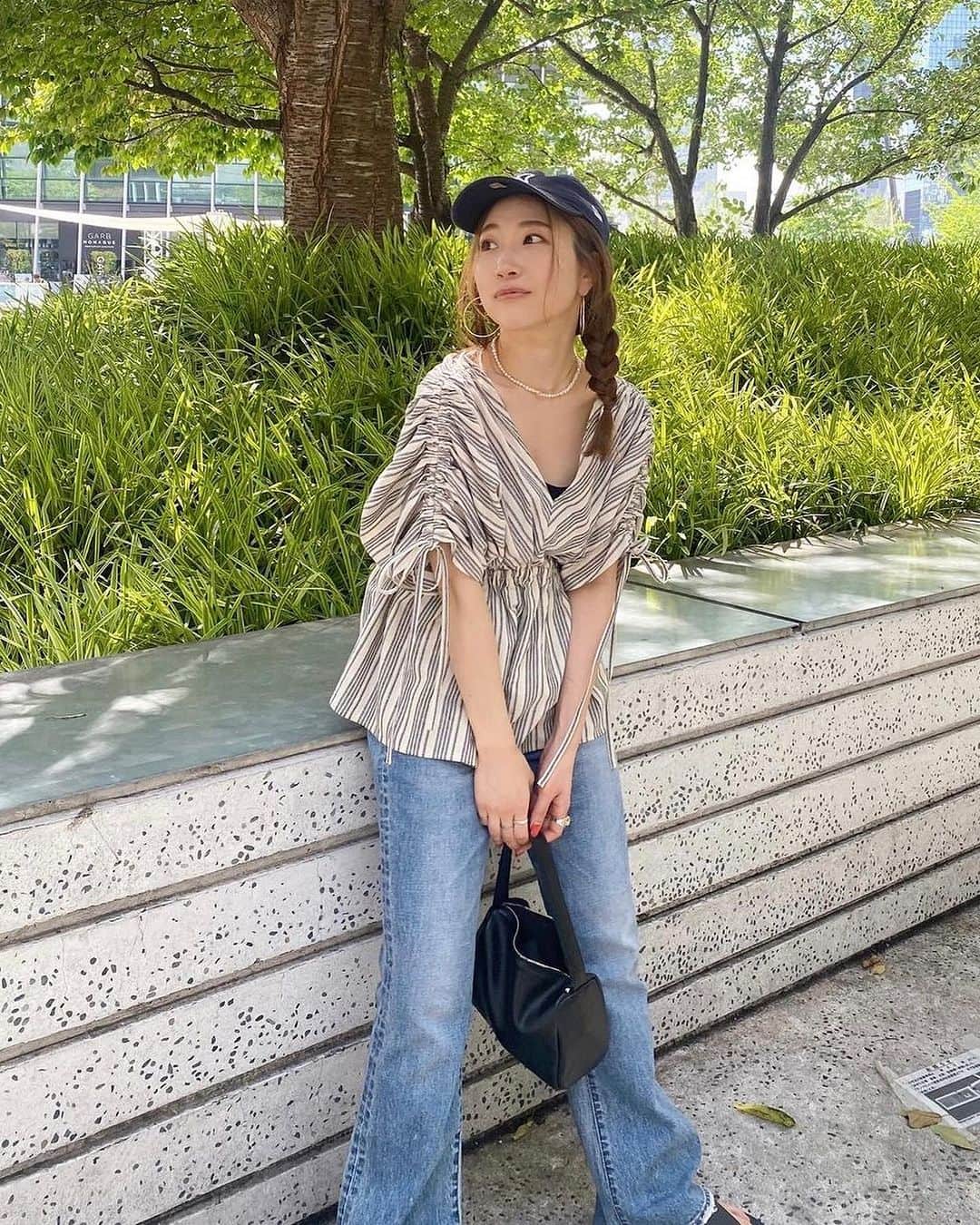 Ungrid staff snapのインスタグラム：「ギャザーデザインがポイントのブラウス😌✨  @chisa_nagatani_ 159cm @ran_tachibana_ 155cm @mai_fukumoto_ 160cm  #ショルダーギャザーノースリブラウス ¥9,900(tax in) オフホワイト/オレンジ/ミックス  ショルダーの位置を調節できるので、二の腕が気になる人も安心して着られるデザイン♡ Vネックなので首元に抜け感が出てすっきり見えるのも嬉しい☺️  ーーーーーーーーーーーーーーーーーーーーーーーーーーーー ☑︎商品詳細は製品タグ or TOPページURLよりチェック   » @Ungrid_staffsnap  #Ungrid #ungrid_official #ungridコーデ #アングリッド #カジュアル #カジュアルコーデ #カジュアルスタイル #シンプル #シンプルコーデ #シンプルスタイル #ブラウス #二の腕悩み #抜け感 #ヘルシー」