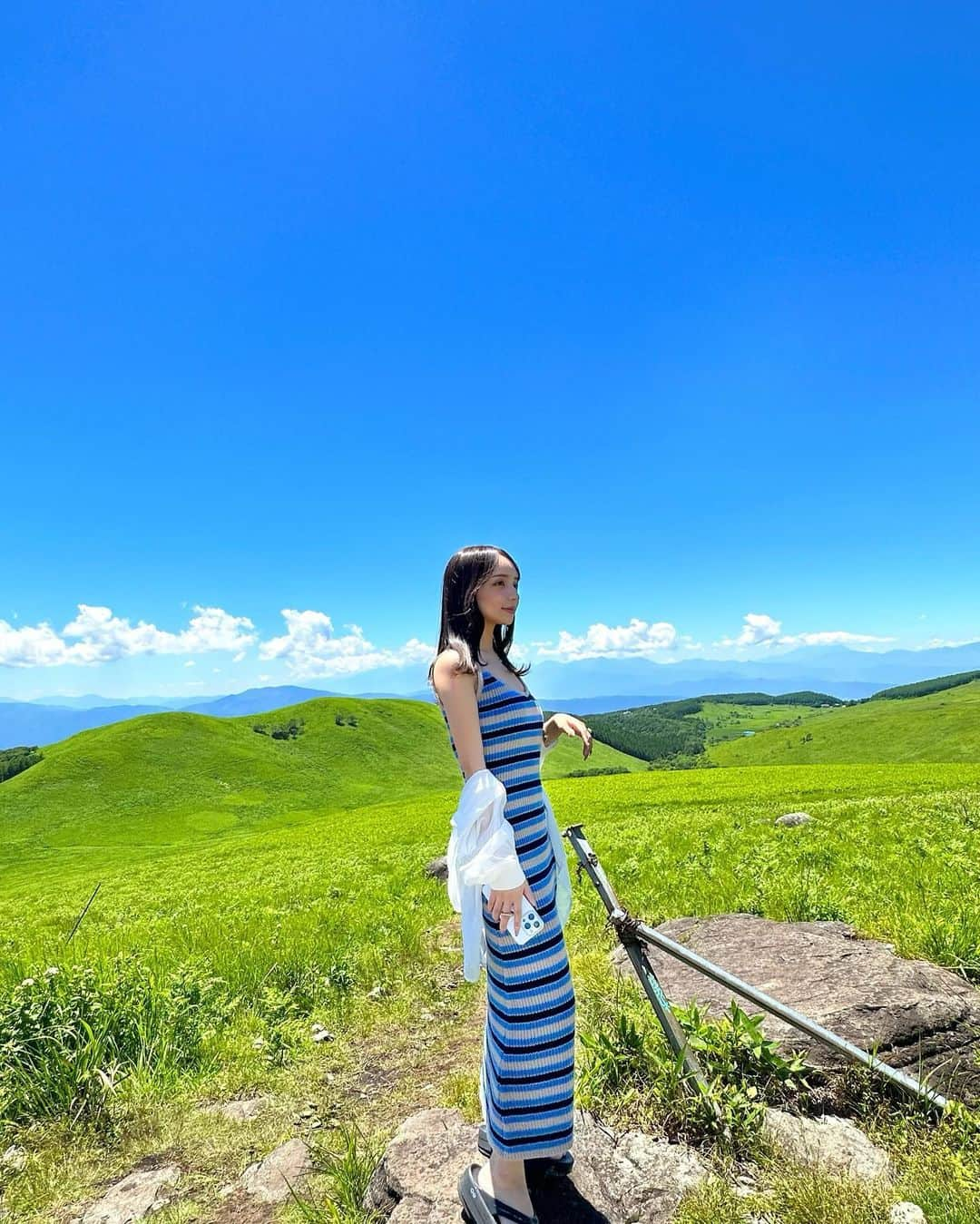 平尾優美花（ゆみちぃ）さんのインスタグラム写真 - (平尾優美花（ゆみちぃ）Instagram)「蓼科旅行２日目も @shein_japan 💙  カジュアルなデザインだけど女性らしいワンピが楽で可愛いくて良かった☺︎ SHEINのサマーニット系は当たり多い気がするな🫶🏻🌼  商品番号⬇︎ 15846991  クーポンコード用意してもらったよ💳 LOVEDAZY271  お買い上げ金額1～5,999円まではセール価格より15%OFF、6,000円以上は20%OFFが適用される！ 9月末日まで☺︎  @dazy_fashion  娘がなりきってるのもうける📸笑  #SHEINDAZY#DAZY#SHEINforAll#ootd#shein#shein購入品#sheinコーデ#148cmコーデ」7月27日 20時52分 - hirao_yumika