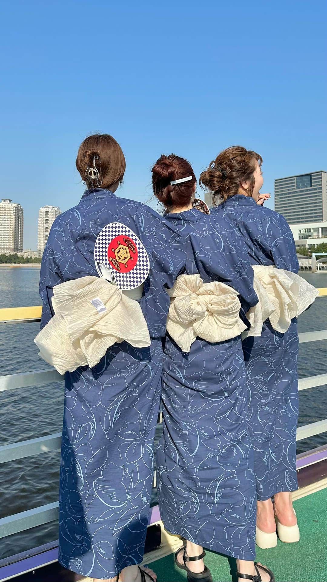 Fushimi natsukiのインスタグラム：「最高の仲間と最高の夏の始まり👘✨🪭  浅草から貸切屋形船　🛳️♡ この日も37℃の猛暑東京だったけど みんなといればなんでもたのしい、、！ お料理も最高でした！ お兄さんたちに大感謝。  #kastane #kastane_yukata  #yukata #japan #浴衣#浴衣ヘアアレンジ #浴衣ヘア#浴衣コーデ #花火大会#屋形船#納涼船#カスタネ　#東京#浅草#隅田川」