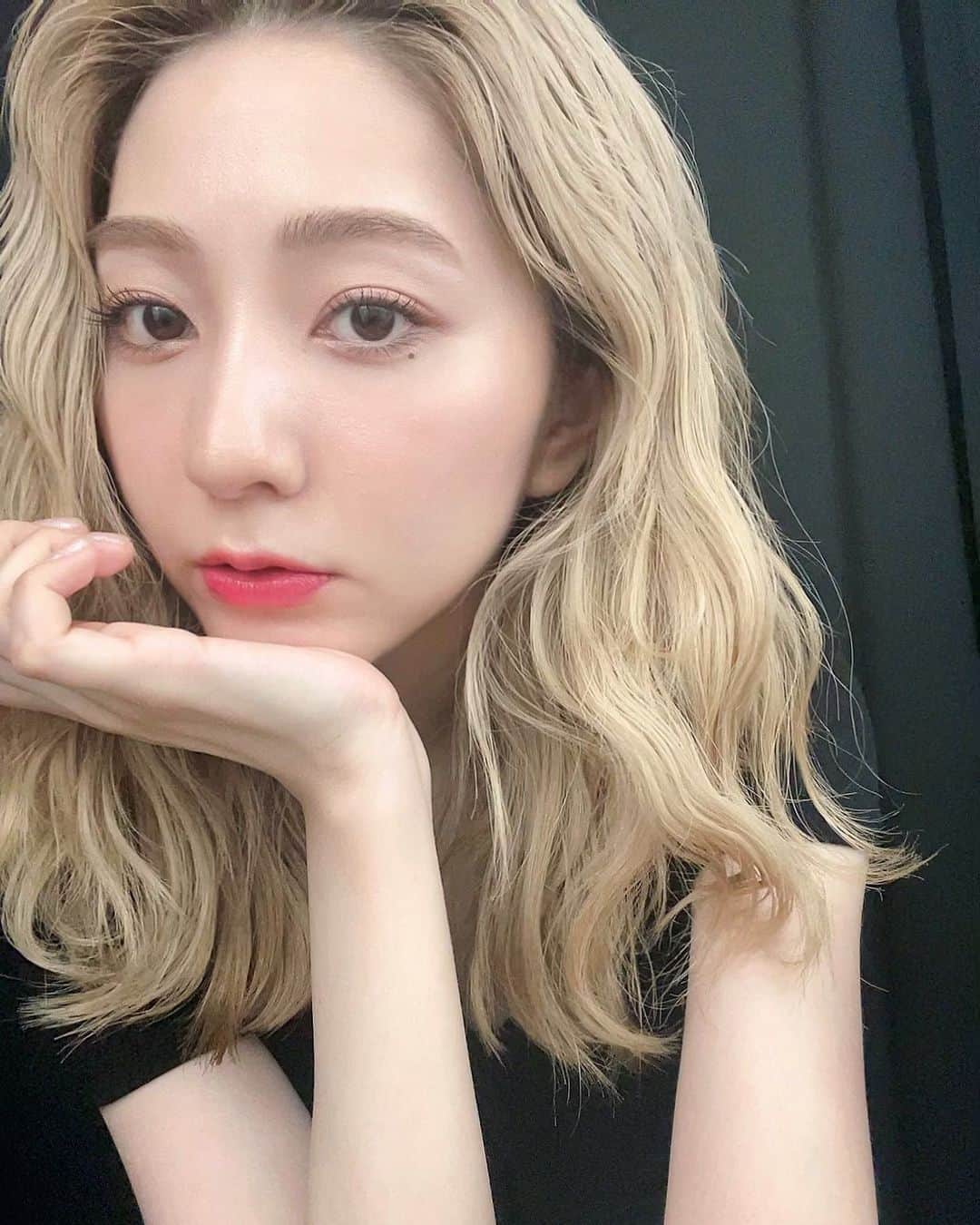 松尾 瞳のインスタグラム：「結婚式の準備ギリギリまでな〜んにも してなければ考えてもなかったせいで残り2ヶ月で焦り散らしてバタバタ忙しすぎてインスタめっちゃサボってた🥹  こないだ3〜4年ぶりに自分で髪巻いた時のしゃしん🥹💗 最近は眉毛アーチ気味に描いてるよ🥹」