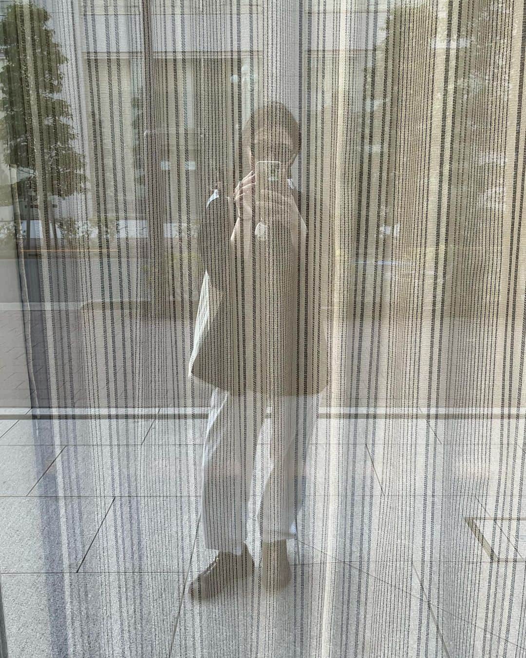 のインスタグラム：「日々🍃  jacket... used pants... @somom_and_co  bag... @graphpaper_official  shoes... @salomon  . . .  #ootd#日々#シンプル#シンプルコーデ#メンズライク #夏コーデ#サムオム#somomandco#サムオムアンドコー#シティーポップ#シティボーイ #シティポップ#ストリートシック#ストリートコーデ #ストリート#アウトドアファッション#popey#ポパイ#cityboy#citystyle#used#スウェットパンツ#スウェット#salomon#salomonxt6 #graphpaper#グラフペーパー」