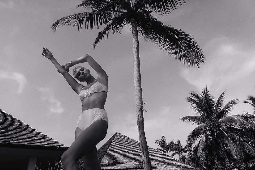 デヴォン・ウィンザーのインスタグラム：「In a summer daze」