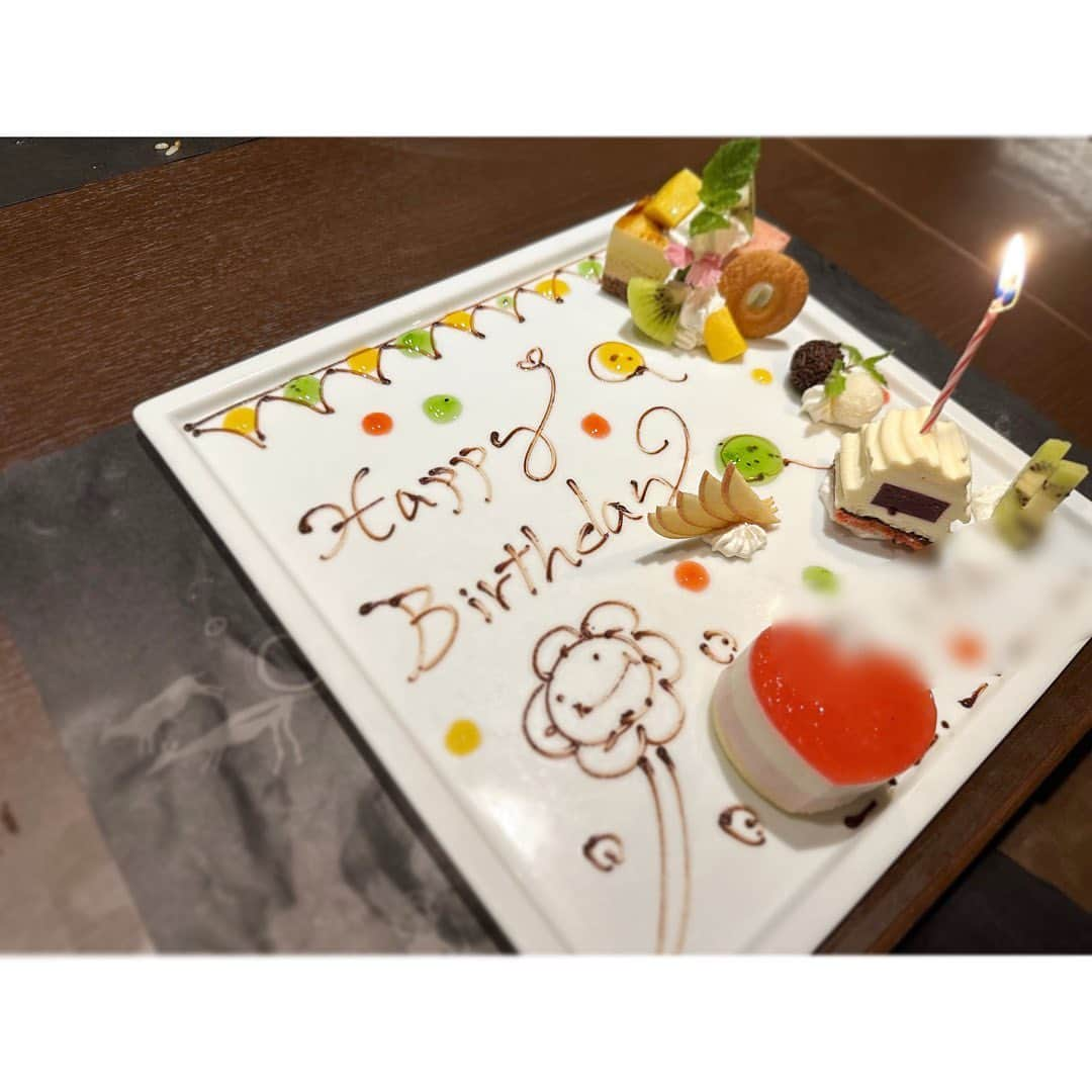 武藤京子さんのインスタグラム写真 - (武藤京子Instagram)「* * お誕生日おめでとう 大人にならなくていいよって思うのは 子離れできてない証拠だね😅 * #娘 #21歳 #私からの　 #プレゼントは #DIORコスメ #名前を刻印してもらったよ #今年のプレゼントのテーマは　 #自分では買わないけど #気分が上がるもの #とか言う #私も #自分用に　 #欲しくなってしまった」7月27日 21時05分 - kyokomuto0628