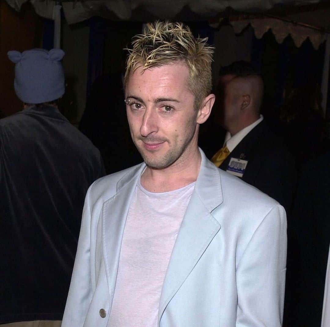 アラン・カミングのインスタグラム：「A previous blond look at the premiere of Josie and the Pussycats in LA 22 years ago. #tbt And today, jetslagged and about to nap」