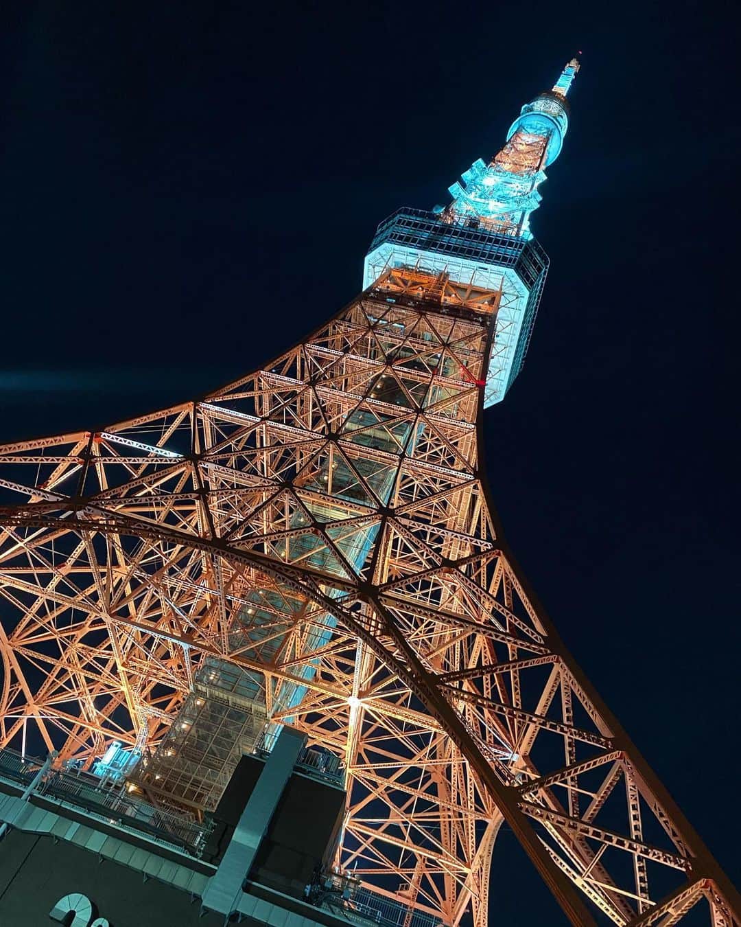 千吉良恵子のインスタグラム：「ストーリーにも載せたのですが消えちゃうの勿体ないので😉 ど迫力の東京タワー🗼 今日は東京タワーメディアセンターで撮影でした📽仕事終わりにパチリ✨ #東京タワー #東京タワーメディアセンター #なんだかめでたい感じ」