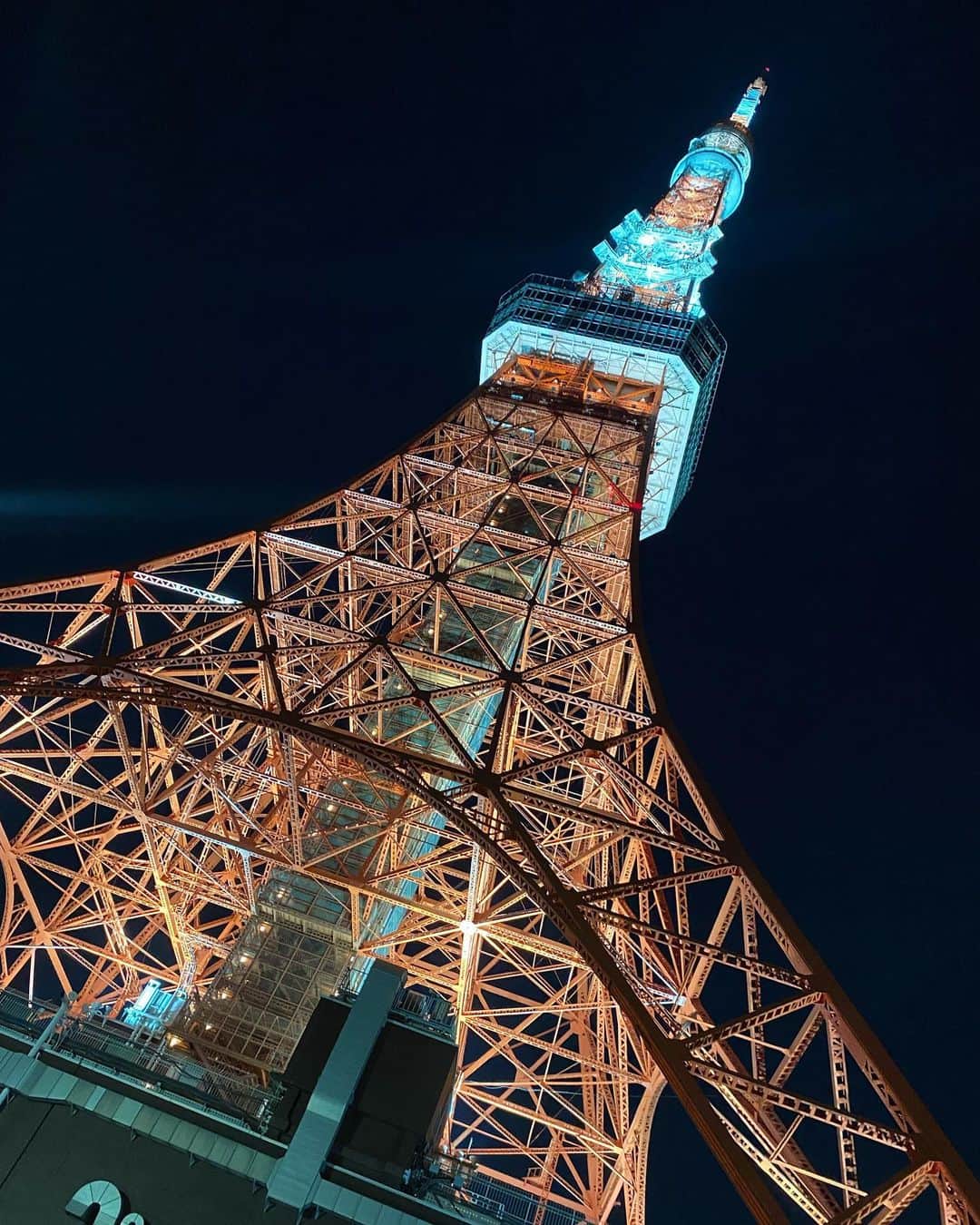のインスタグラム：「ストーリーにも載せたのですが消えちゃうの勿体ないので😉 ど迫力の東京タワー🗼 今日は東京タワーメディアセンターで撮影でした📽仕事終わりにパチリ✨ #東京タワー #東京タワーメディアセンター #なんだかめでたい感じ」