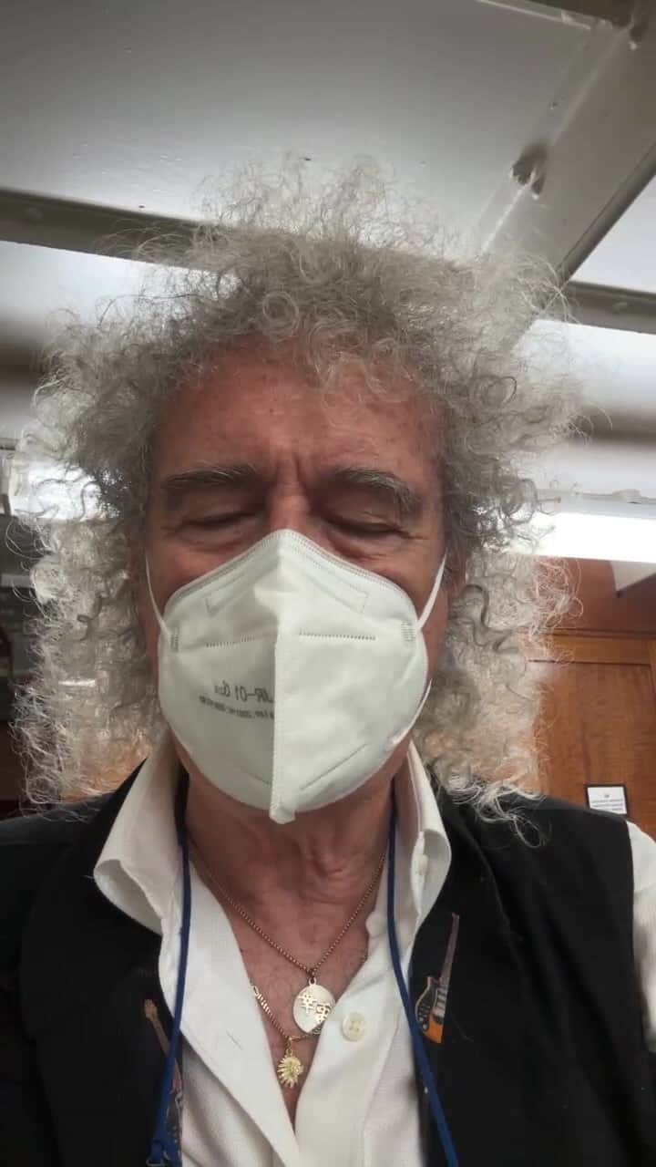 ブライアン・メイのインスタグラム：「Tour of the meteorite viewer ! Bri」