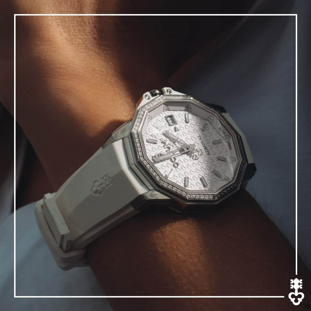 コルムのインスタグラム：「The Admiral has come a long way, evolving into the iconic design that it is today: the instantly recognizable 12-sided case, as it has been since 1980, and nautical pennants on the dial that remain as a nod to Corum having been a longstanding partner of the most prestigious regattas.   The watches under the collection include sporty elements for a distinct look and feel from the usual, which make the Admiral fitting for every occasion — from an important meeting to a cocktail event, to wherever life takes you.  Discover more: bit.ly/Corum-Admiral  #Corum #CorumWatches #CorumAdmiral」