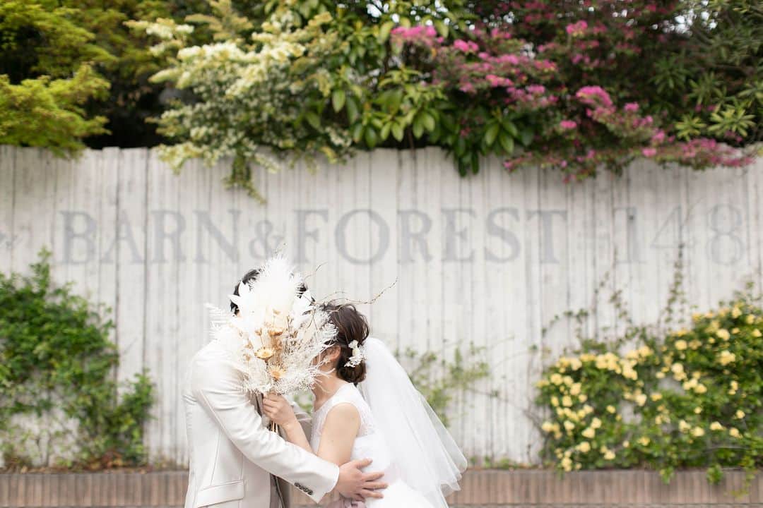 のインスタグラム：「@barn_and_forest148 #100年後も語り継がれる結婚式  ・ ・ Pre-photo shooting…*  ブライダルフェアのご予約やお問合せは InstagramのDMでも承っております*  #フォトウェディング #前撮り #ツーショット #結婚式 #挙式写真 #千葉花嫁 #ナチュラルウエディング #バーンアンドフォレスト148 #ウエディングフォト #結婚式写真 #ウエディング撮影 #ガーデンウエディング #barnandforest148 #卒花嫁 #プレ花嫁 #千葉結婚式 #バーンウエディング #weddingphotography #barnwedding #ラスティックウエディング #バーンアンドフォレスト #ガーデン挙式 #148花嫁 #流山おおたかの森 #千葉結婚式場 #結婚式場」