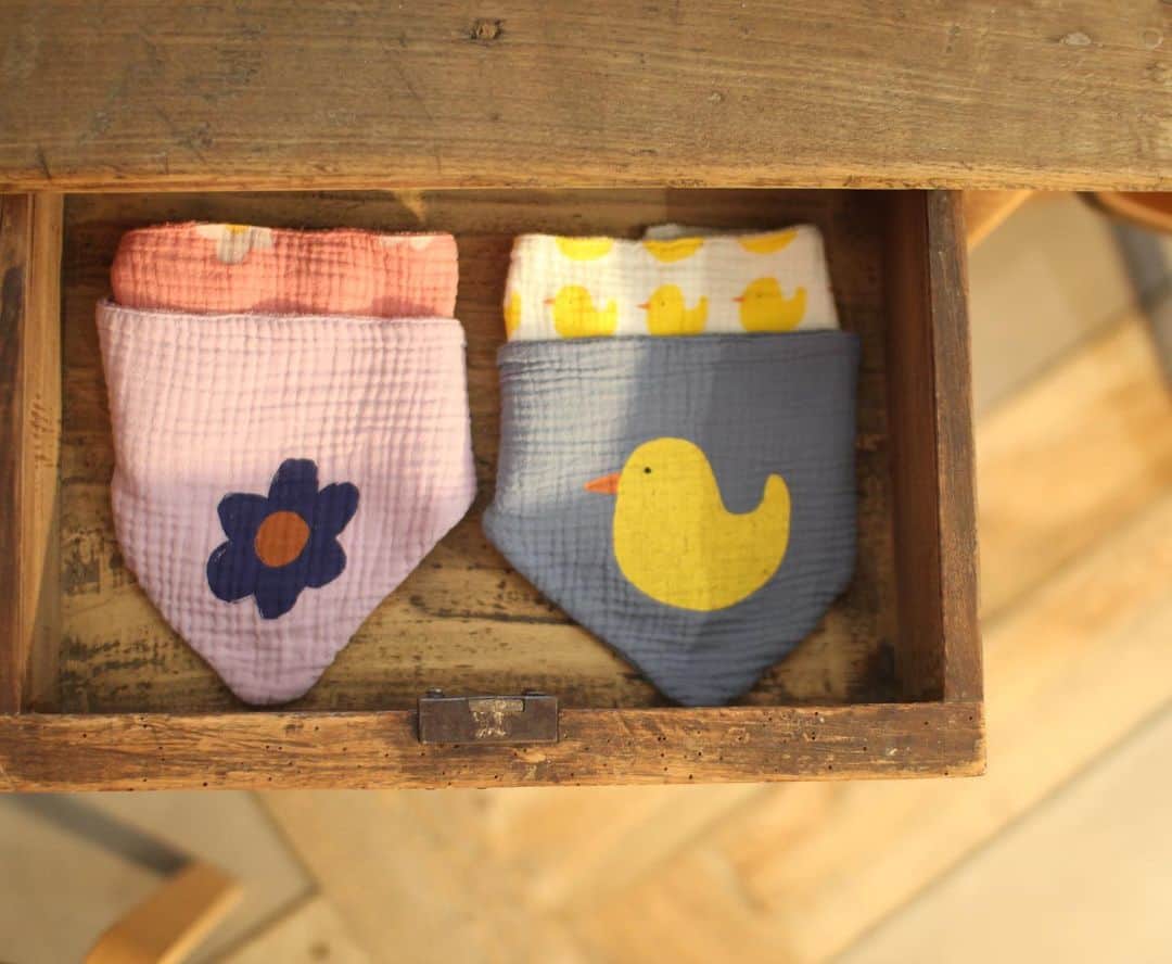 tocon (トコン) のインスタグラム：「BOBOCHOSES 23AW  子供の時だから着せたいデザインのアイテム多数入荷しております🐣贈り物にもオススメです💓  明日は11:00から営業しております✨ 皆様のご来店心よりお待ちしております🐶🌟」