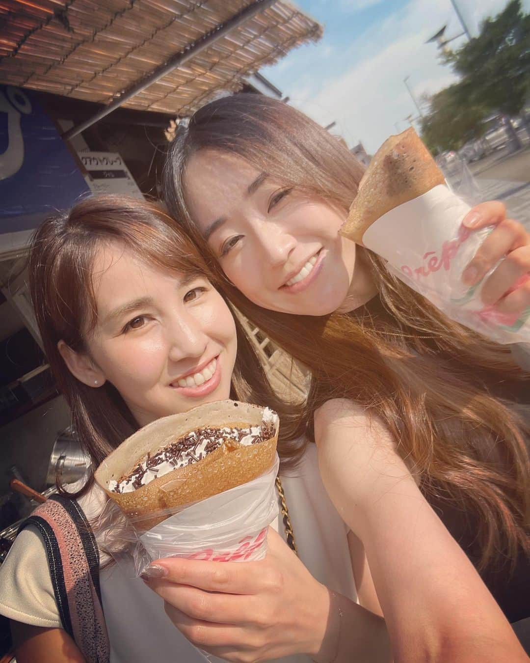 桒原えりかさんのインスタグラム写真 - (桒原えりかInstagram)「先日、uni Connect 三菱鉛筆さまのイベントで軽井沢に✨⛳️ 準備から当日までの三菱鉛筆さまの多方面に渡るおもてなし心に、いつも本当に心があたたかくなる大好きなイベントです。  また今回はイベント中、いつも以上にお客様とたくさんコミュニケーションがとれて、2日間とても楽しくお仕事させてもらえました😊  可愛い兼岩プロとも楽しく過ごすことができ、帰りには2人して有名なクレープ屋さんに連れていってもらい、嬉しい労いまで受けて、かなりご機嫌の様子の写真です😆  こうして 自分が頑張ってきたことを通して、みなさんに喜んでもらえる機会がある事に感謝して、 これからも私なりに頑張りたいと思います！」7月27日 21時01分 - erica._.k89